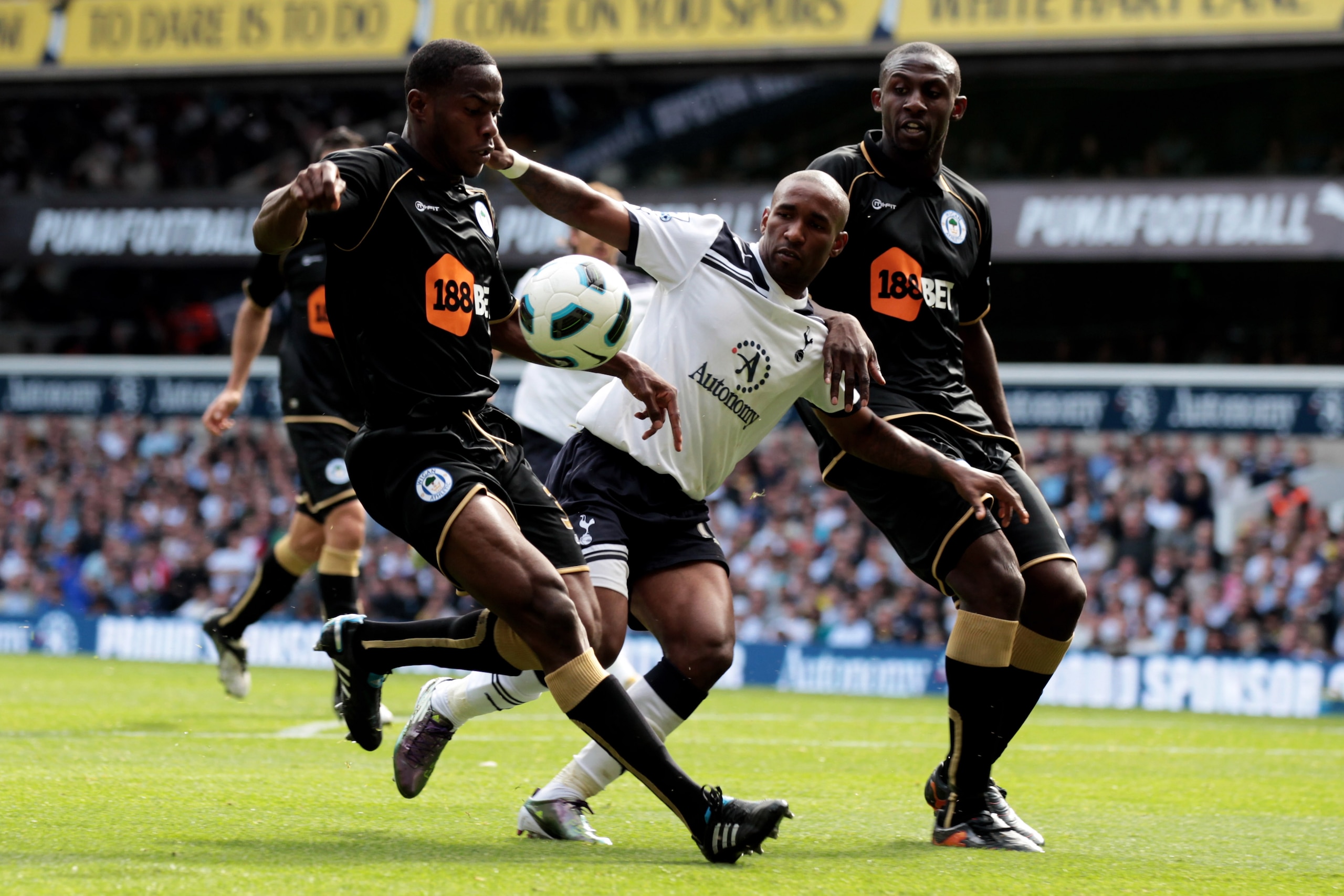 LONDON, ENGLAND - AUGUST 28: Jermain Defoe of Tottenham battles for the ball with Steve Gohouri and Maynor Figueroa of Wigan during the Barclays Premier League match between Tottenham Hotspur and Wigan Athletic at White Hart Lane on August 28, 2010 in Lo LONDON, ENGLAND - AUGUST 28: Jermain Defoe of Tottenham battles for the ball with Steve Gohouri and Maynor Figueroa of Wigan during the Barclays Premier League match between Tottenham Hotspur and Wigan Athletic at White Hart Lane on August 28, 2010 in Lo