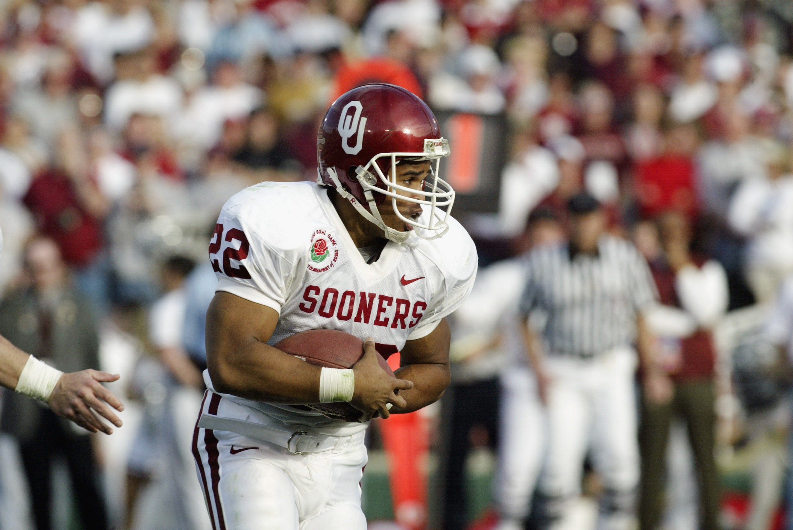 PASADENA, CA - JANUARY 1:  Running back Quentin Griffin #22 of the University of Oklahoma Sooners rushes for yards against the Washington State University Cougars during the 89th Rose Bowl on January 1, 2003 at the Rose Bowl in Pasadena, California.  Okla