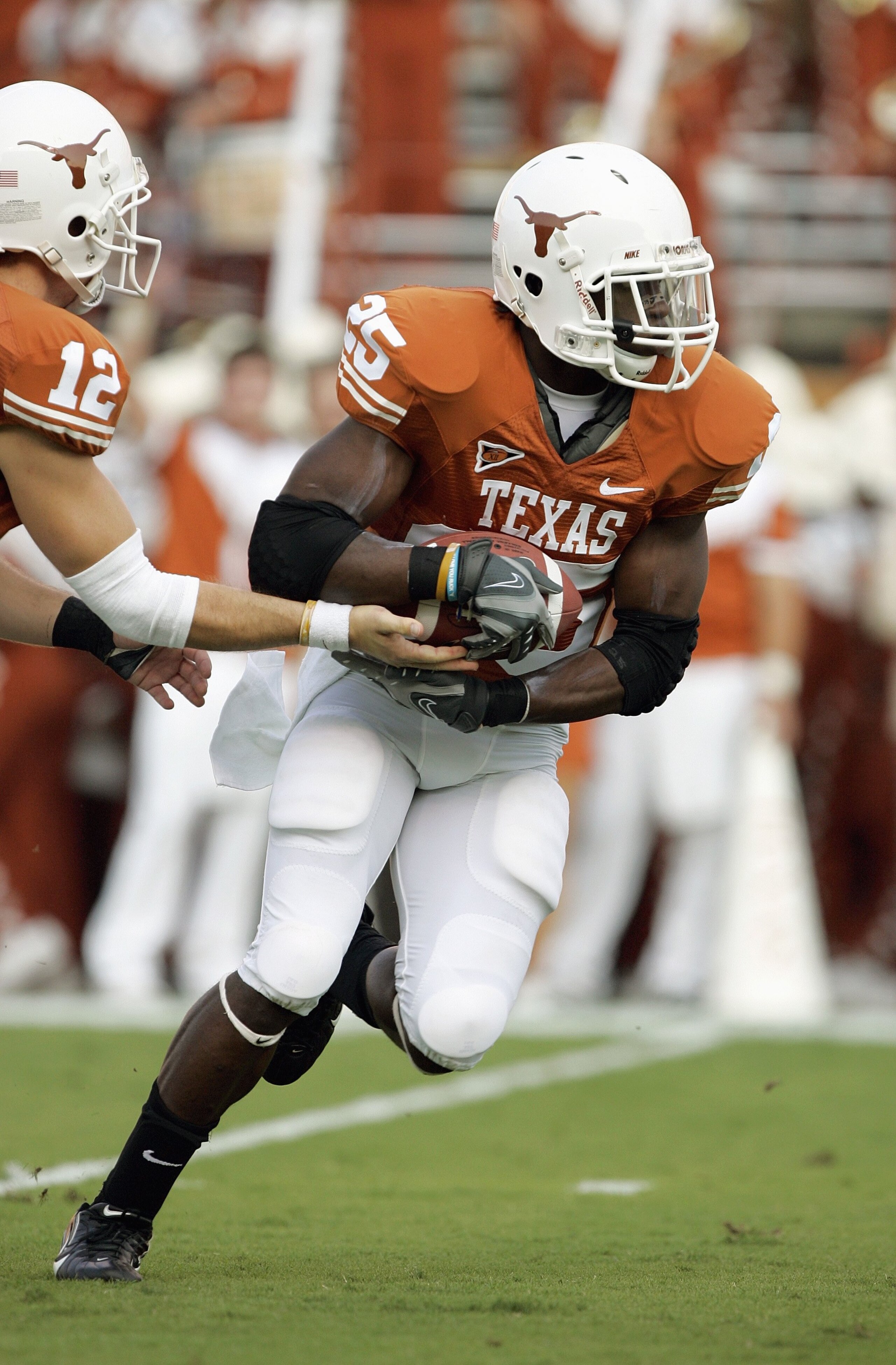 AUSTIN, TX - SEPTEMBER 22: Jamaal Charles #25 of the Texas Longhorns carries the ball during the game against the Rice Owls on September 22, 2007 at Darrell K Royal-Texas Memorial Stadium in Austin, Texas.  Texas won 58-14.  (Photo by Brian Bahr/Getty Ima