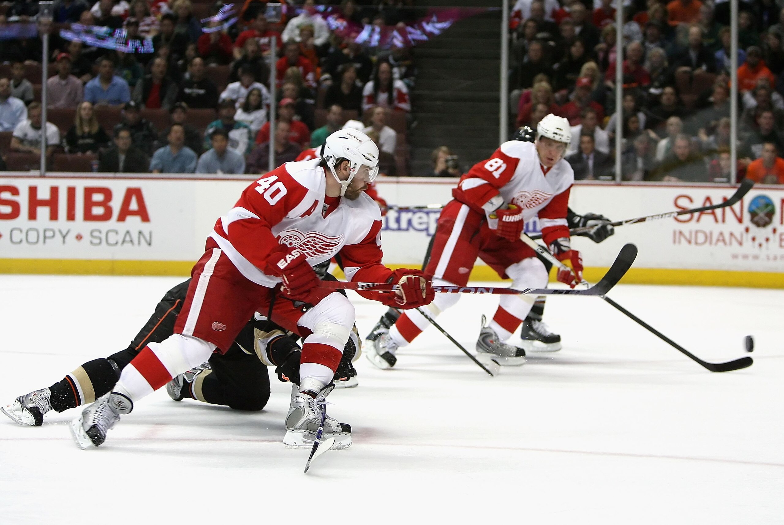 ANAHEIM, CA - JANUARY 14:  Henrik Zetterberg #40 of the Detroit Red Wings shoots the puck against the Anaheim Ducks during the NHL game at Honda Center on January 14, 2008 in Anaheim, California.   The Red Wings defeated the Ducks 4-3. (Photo by Christian