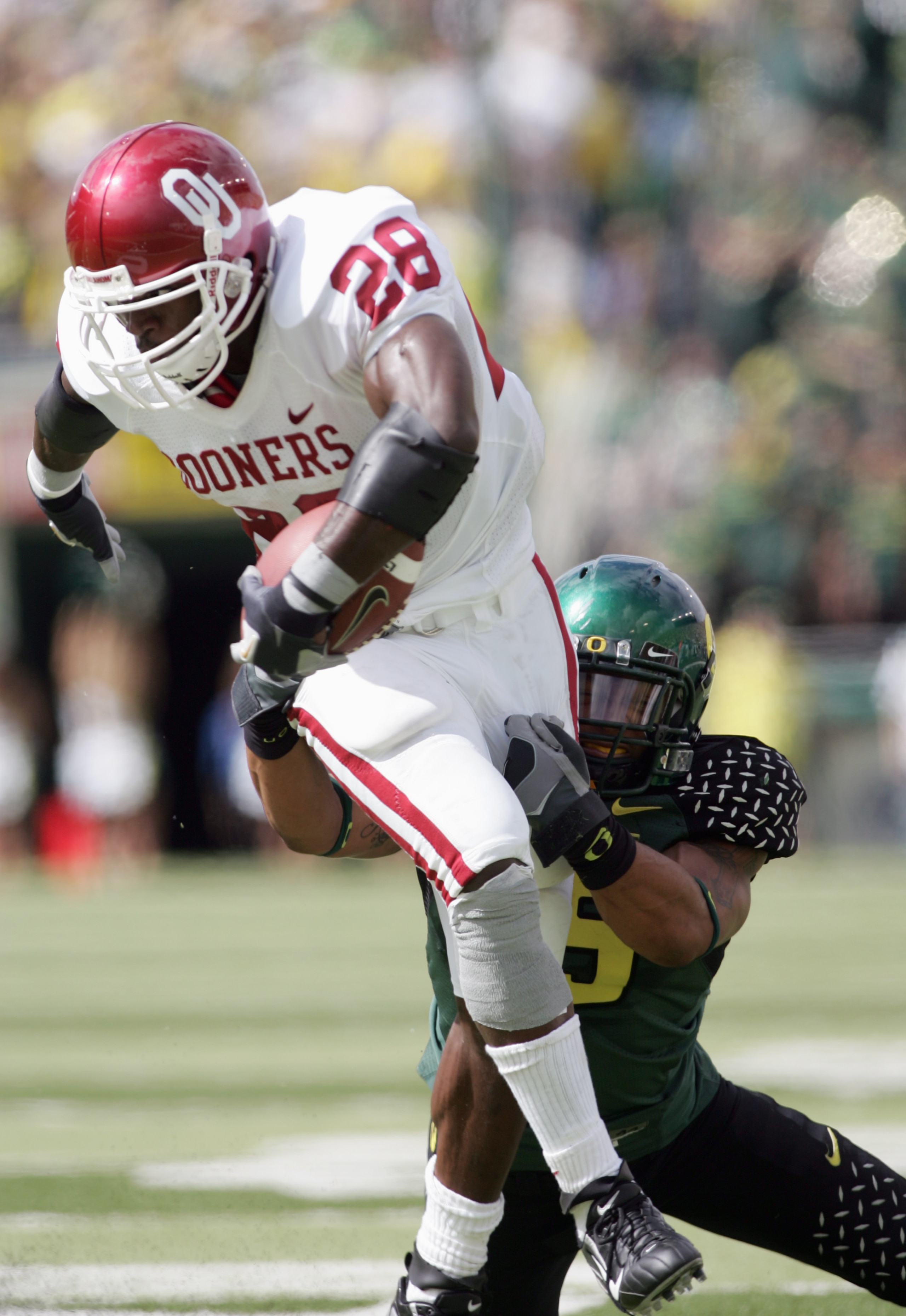 EUGENE, OR - SEPTEMBER 16: Adrian Peterson #28 of the Oklahoma Sooners carries the ball against the Oregon Ducks on September 16, 2006 at Autzen Stadium in Eugene, Oregon. (Photo by Jonathan Ferrey/Getty Images) EUGENE, OR - SEPTEMBER 16: Adrian Peterson #28 of the Oklahoma Sooners carries the ball against the Oregon Ducks on September 16, 2006 at Autzen Stadium in Eugene, Oregon. (Photo by Jonathan Ferrey/Getty Images)