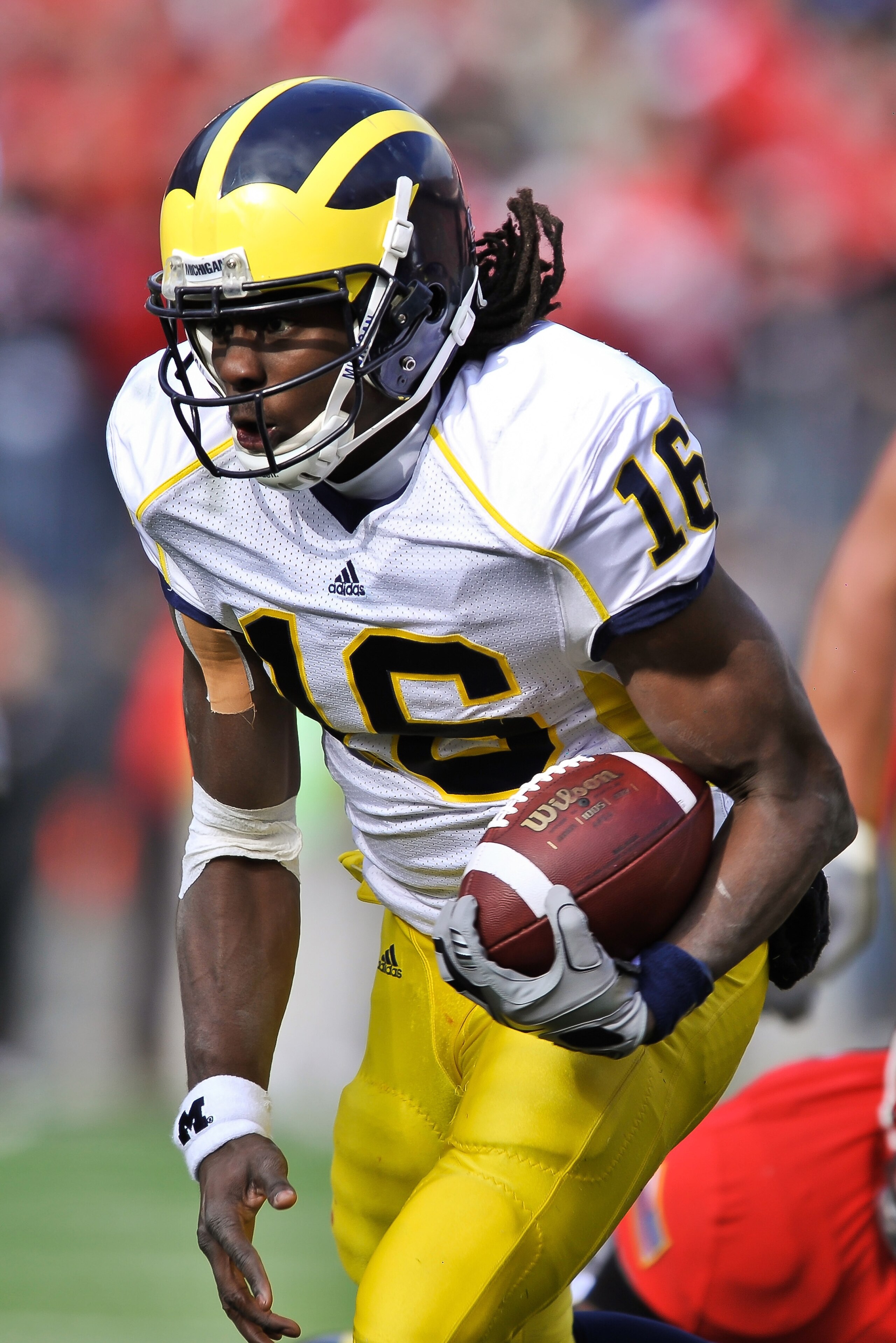 COLUMBUS, OH - NOVEMBER 27: Quarterback Denard Robinson #16 of the Michigan Wolverines runs with the ball against the Ohio State Buckeyes at Ohio Stadium on November 27, 2010 in Columbus, Ohio. (Photo by Jamie Sabau/Getty Images) COLUMBUS, OH - NOVEMBER 27: Quarterback Denard Robinson #16 of the Michigan Wolverines runs with the ball against the Ohio State Buckeyes at Ohio Stadium on November 27, 2010 in Columbus, Ohio. (Photo by Jamie Sabau/Getty Images)