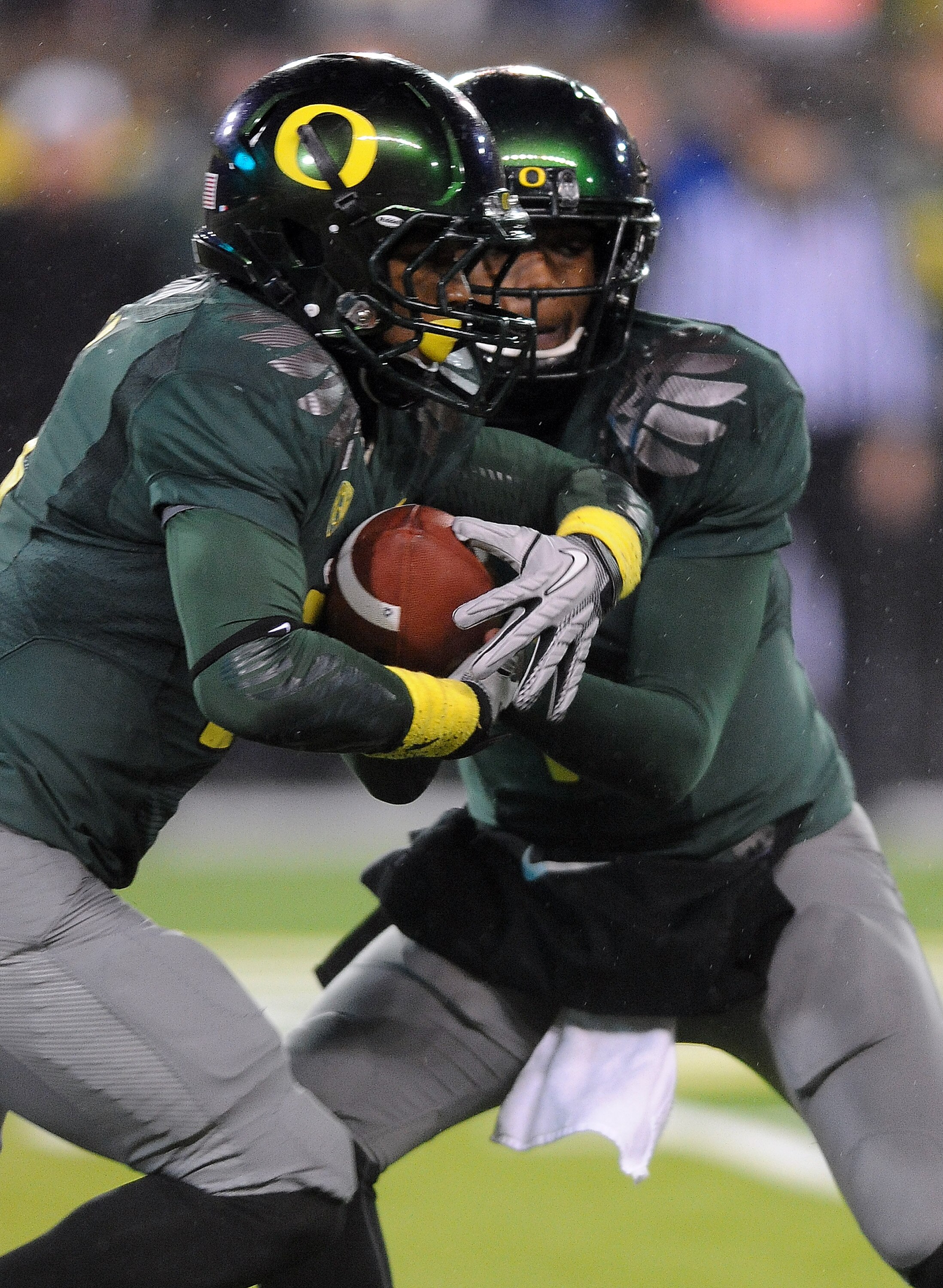 EUGENE, OR - NOVEMBER 26: Quarterback Darron Thomas #1 hands the ball off to running back LaMichael James #21 of the Oregon Ducks in the third quarter of the game against the Arizona Wildcats at Autzen Stadium on November 26, 2010 in Eugene, Oregon. The D