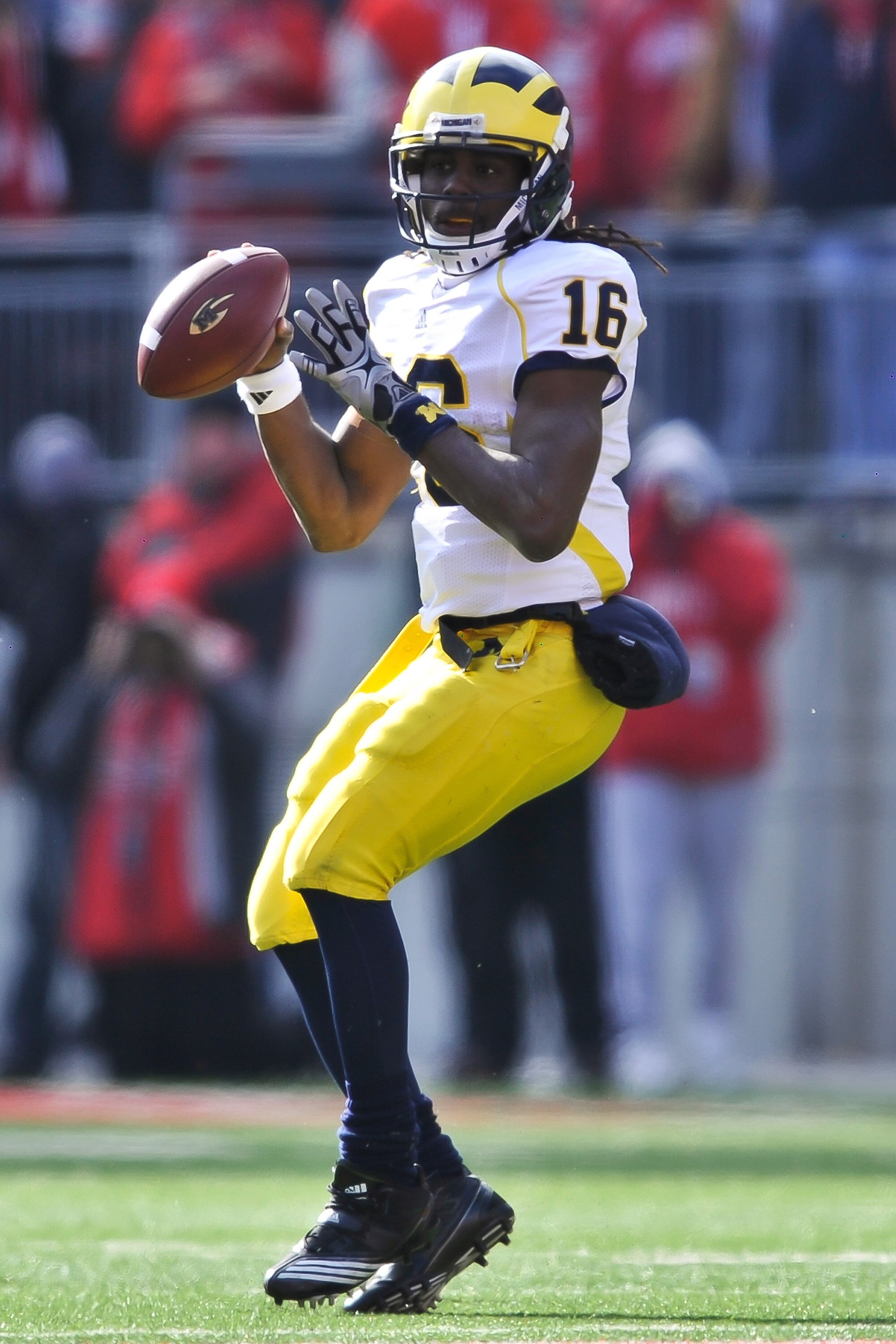 COLUMBUS, OH - NOVEMBER 27:  Quarterback Denard Robinson #16 of the Michigan Wolverines drops back to pass against the Ohio State Buckeyes at Ohio Stadium on November 27, 2010 in Columbus, Ohio.  (Photo by Jamie Sabau/Getty Images)