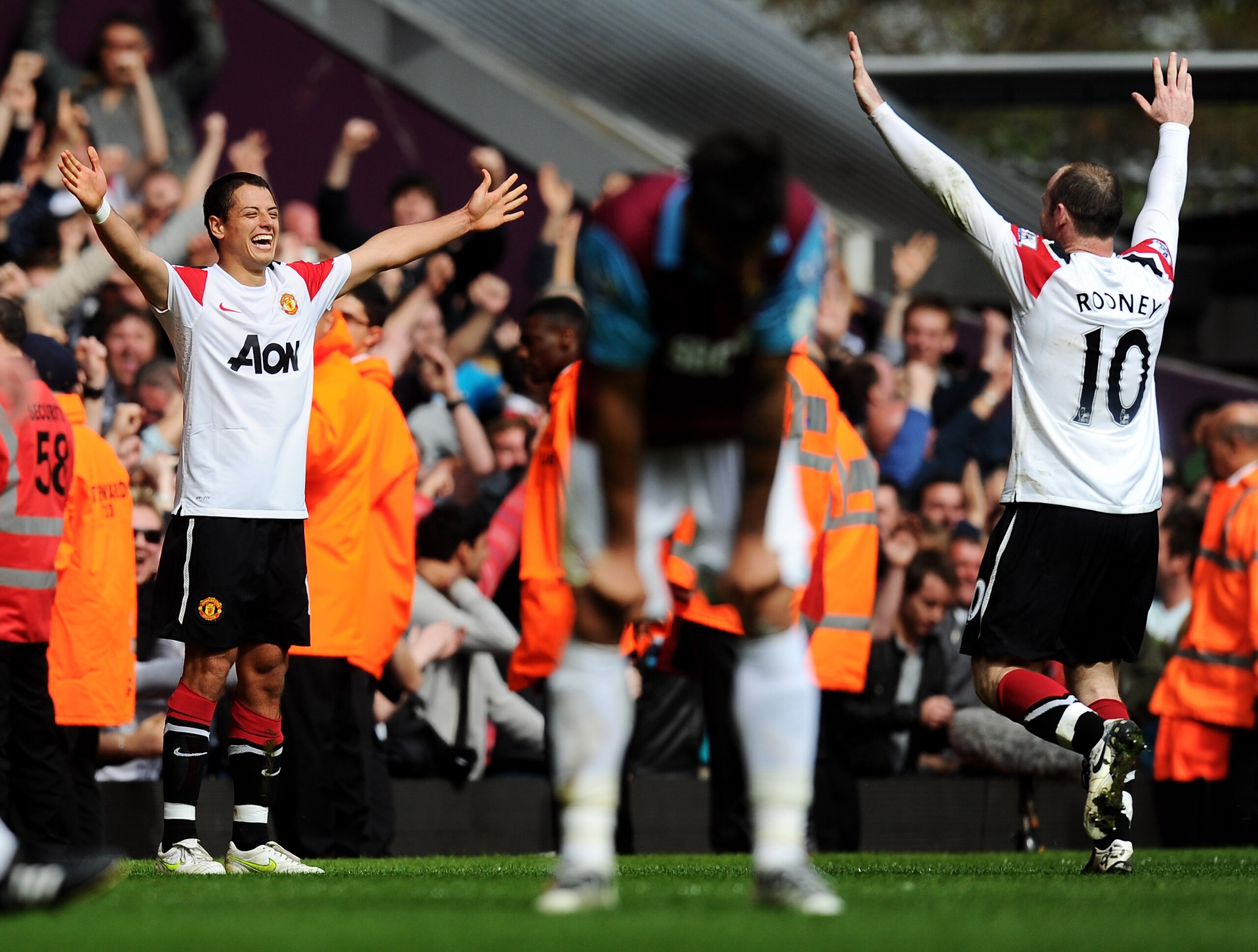 LONDON, ENGLAND - APRIL 02: Javier Hernandez of Manchester United celebrates his goal with Wayne Rooney during the Barclays Premier League match between West Ham United and Manchester United at the Boleyn Ground on April 2, 2011 in London, England. (Pho LONDON, ENGLAND - APRIL 02: Javier Hernandez of Manchester United celebrates his goal with Wayne Rooney during the Barclays Premier League match between West Ham United and Manchester United at the Boleyn Ground on April 2, 2011 in London, England. (Pho