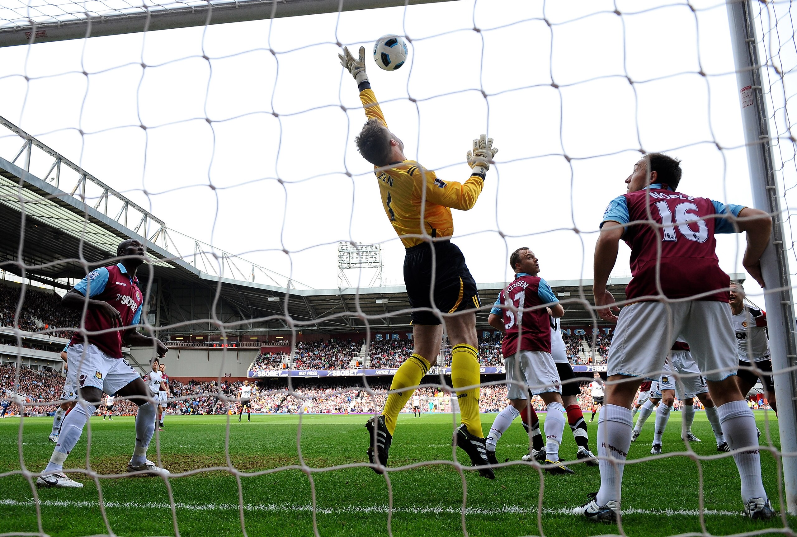 LONDON, ENGLAND - APRIL 02: Robert Green of West Ham United makes a save during the Barclays Premier League match between West Ham United and Manchester United at the Boleyn Ground on April 2, 2011 in London, England. (Photo by Mike Hewitt/Getty Images) LONDON, ENGLAND - APRIL 02: Robert Green of West Ham United makes a save during the Barclays Premier League match between West Ham United and Manchester United at the Boleyn Ground on April 2, 2011 in London, England. (Photo by Mike Hewitt/Getty Images)
