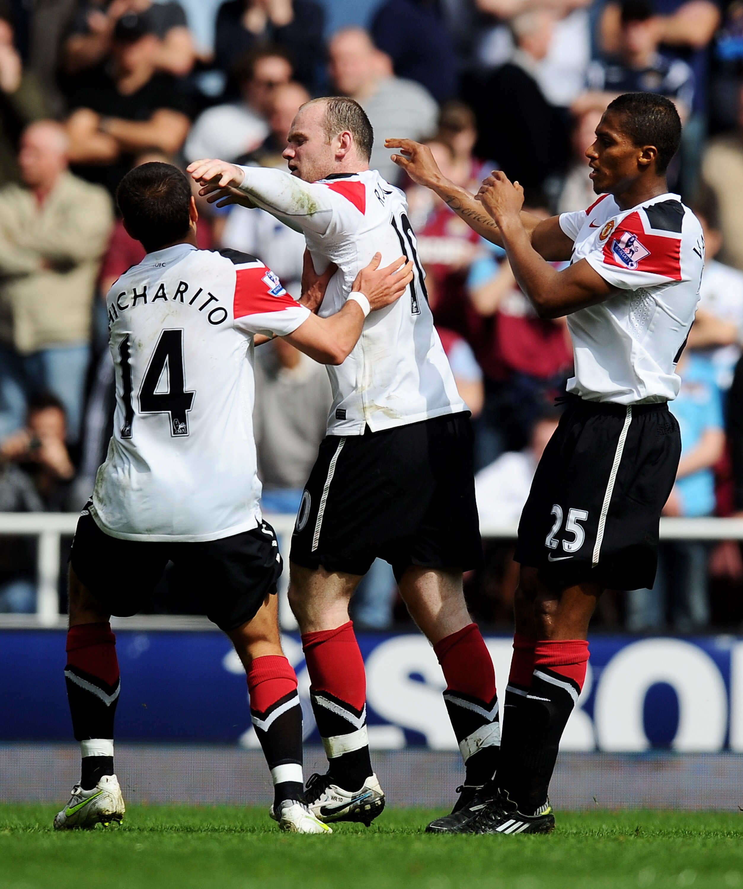 LONDON, ENGLAND - APRIL 02:  Wayne Rooney (C) of Manchester United celebrates his second goal with team mates during the Barclays Premier League match between West Ham United and Manchester United at the Boleyn Ground on April 2, 2011 in London, England.
