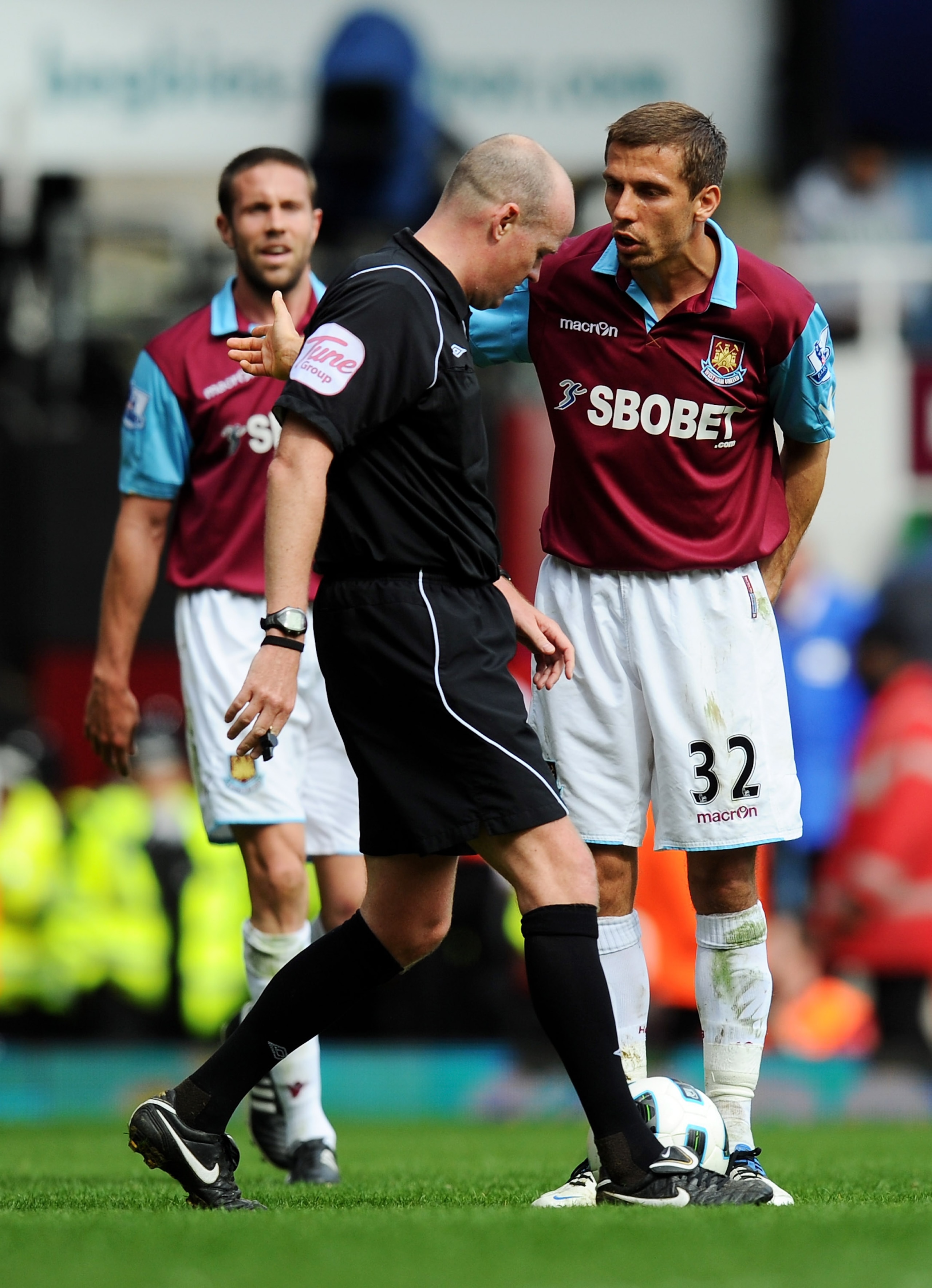 LONDON, ENGLAND - APRIL 02: Gary O'Neil of West Ham United talks to referee Lee Mason after he awarded a penalty to Manchester United during the Barclays Premier League match between West Ham United and Manchester United at the Boleyn Ground on April 2, 2 LONDON, ENGLAND - APRIL 02: Gary O'Neil of West Ham United talks to referee Lee Mason after he awarded a penalty to Manchester United during the Barclays Premier League match between West Ham United and Manchester United at the Boleyn Ground on April 2, 2