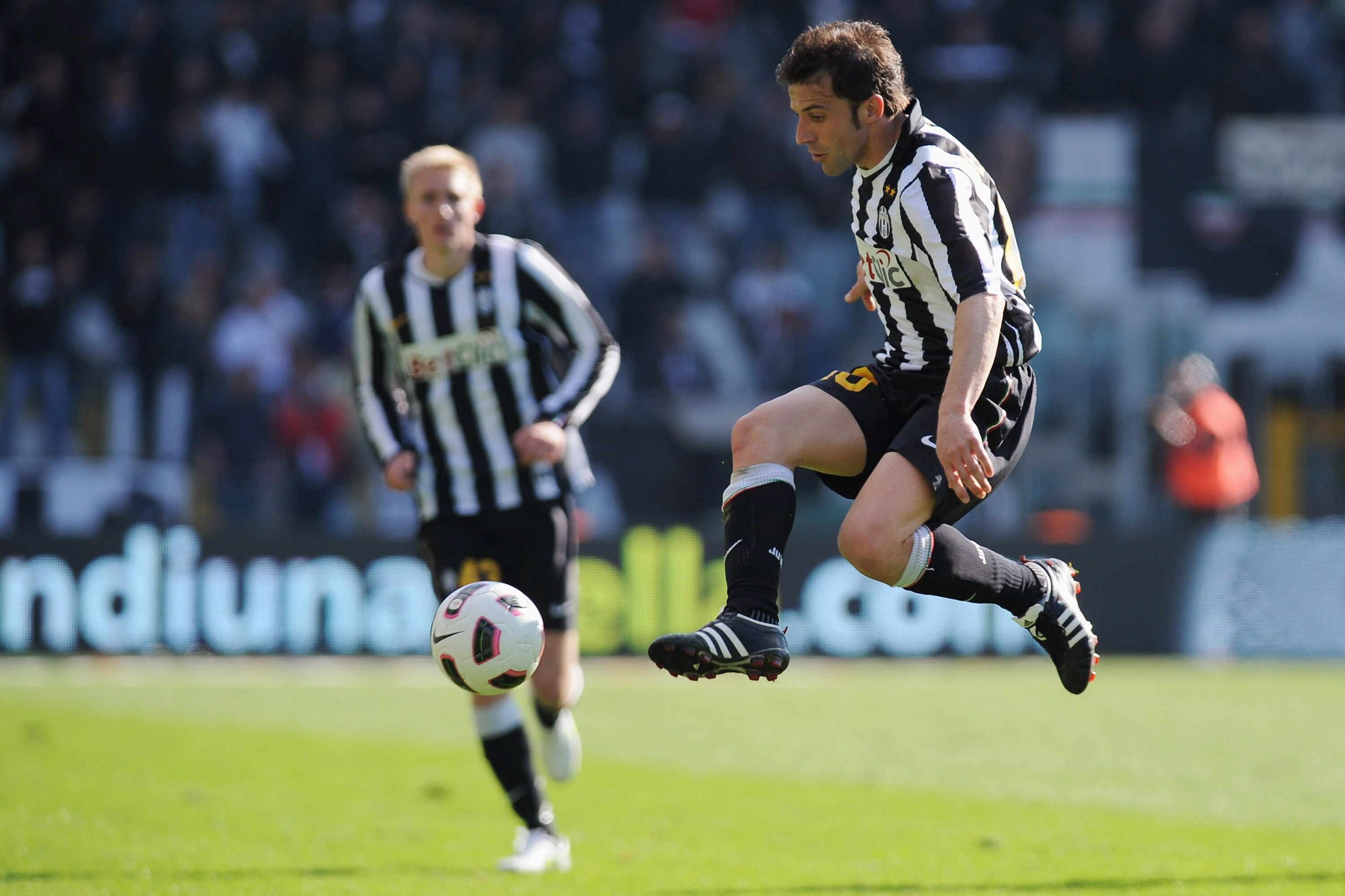 TURIN, ITALY - MARCH 20:  Alessandro Del Piero of Juventus FC in action during the Serie A match between Juventus FC and Brescia Calcio at Olimpico Stadium on March 20, 2011 in Turin, Italy.  (Photo by Valerio Pennicino/Getty Images)