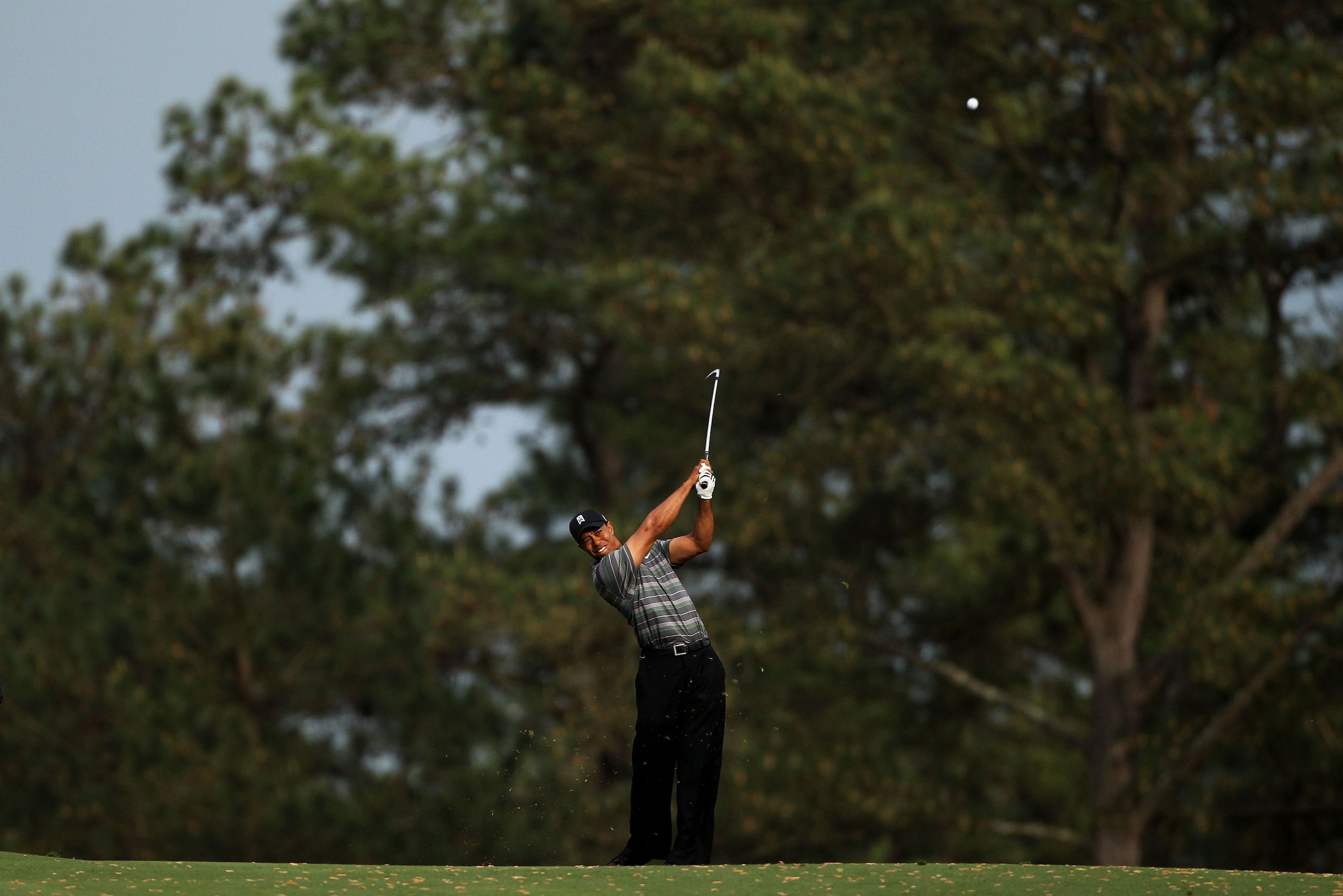 AUGUSTA, GA - APRIL 08:  Tiger Woods hits a shot on the 15th hole during the first round of the 2010 Masters Tournament at Augusta National Golf Club on April 8, 2010 in Augusta, Georgia.  (Photo by Andrew Redington/Getty Images)