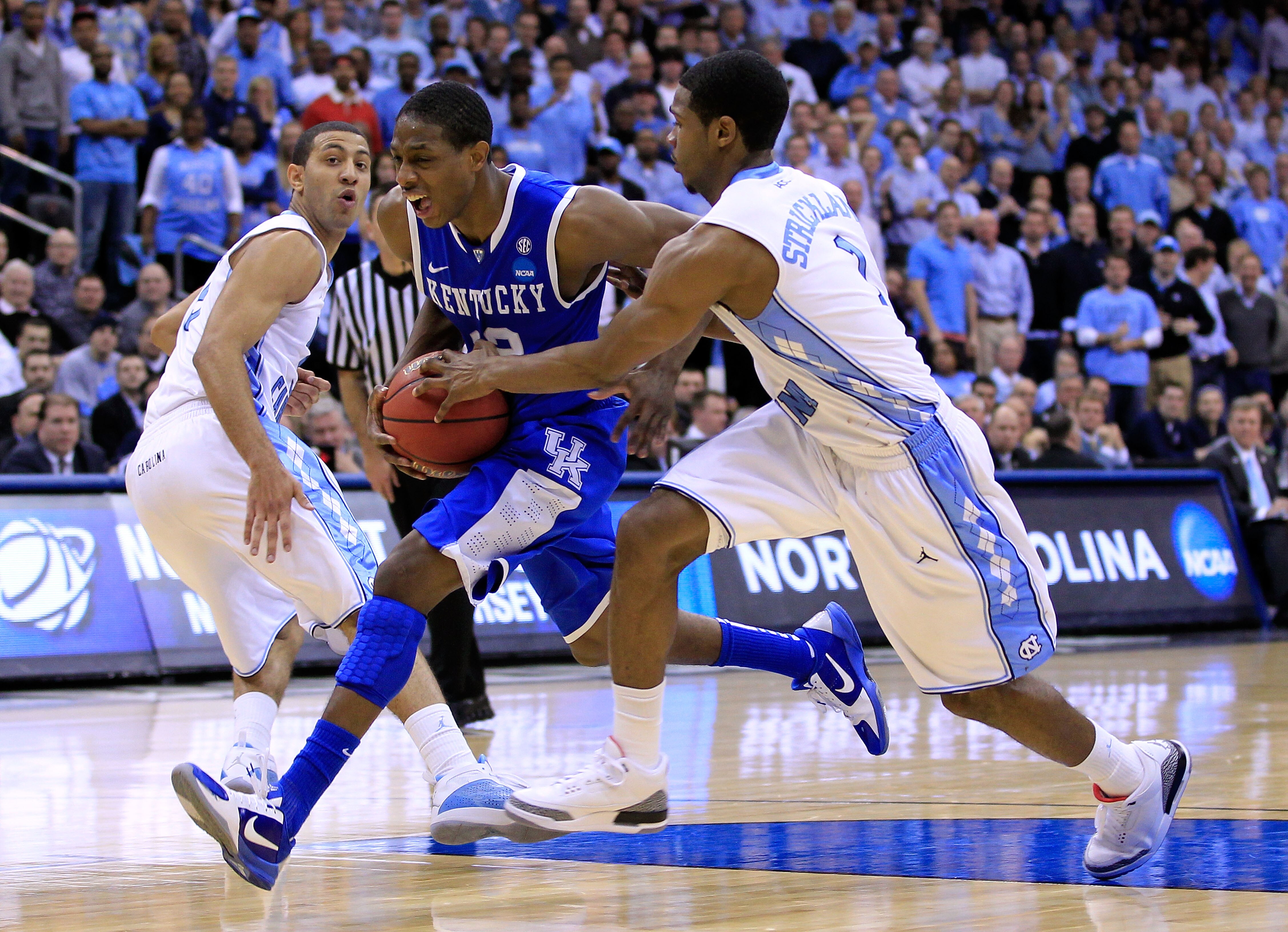 NEWARK, NJ - MARCH 27: Brandon Knight #12 of the Kentucky Wildcats in action against Dexter Strickland #1 of the North Carolina Tar Heels during the east regional final of the 2011 NCAA men's basketball tournament at Prudential Center on March 27, 2011 i NEWARK, NJ - MARCH 27: Brandon Knight #12 of the Kentucky Wildcats in action against Dexter Strickland #1 of the North Carolina Tar Heels during the east regional final of the 2011 NCAA men's basketball tournament at Prudential Center on March 27, 2011 i