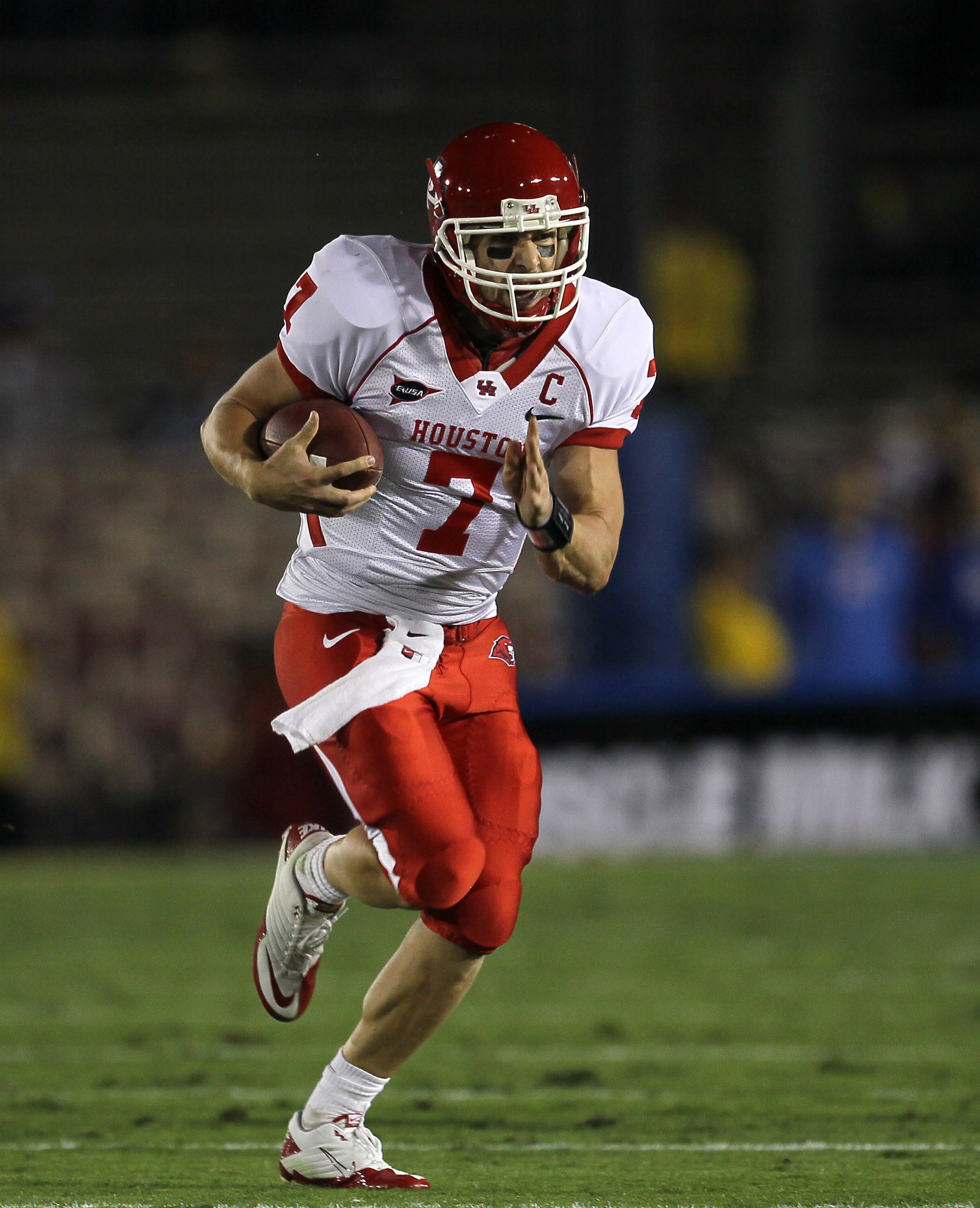 PASADENA, CA - SEPTEMBER 18:  Quarterback Case Keenum #7 of the Houston Cougars scrambles for 45 yards against the UCLA Bruins in the second quarter at the Rose Bowl on September 18, 2010 in Pasadena, California.  (Photo by Stephen Dunn/Getty Images)