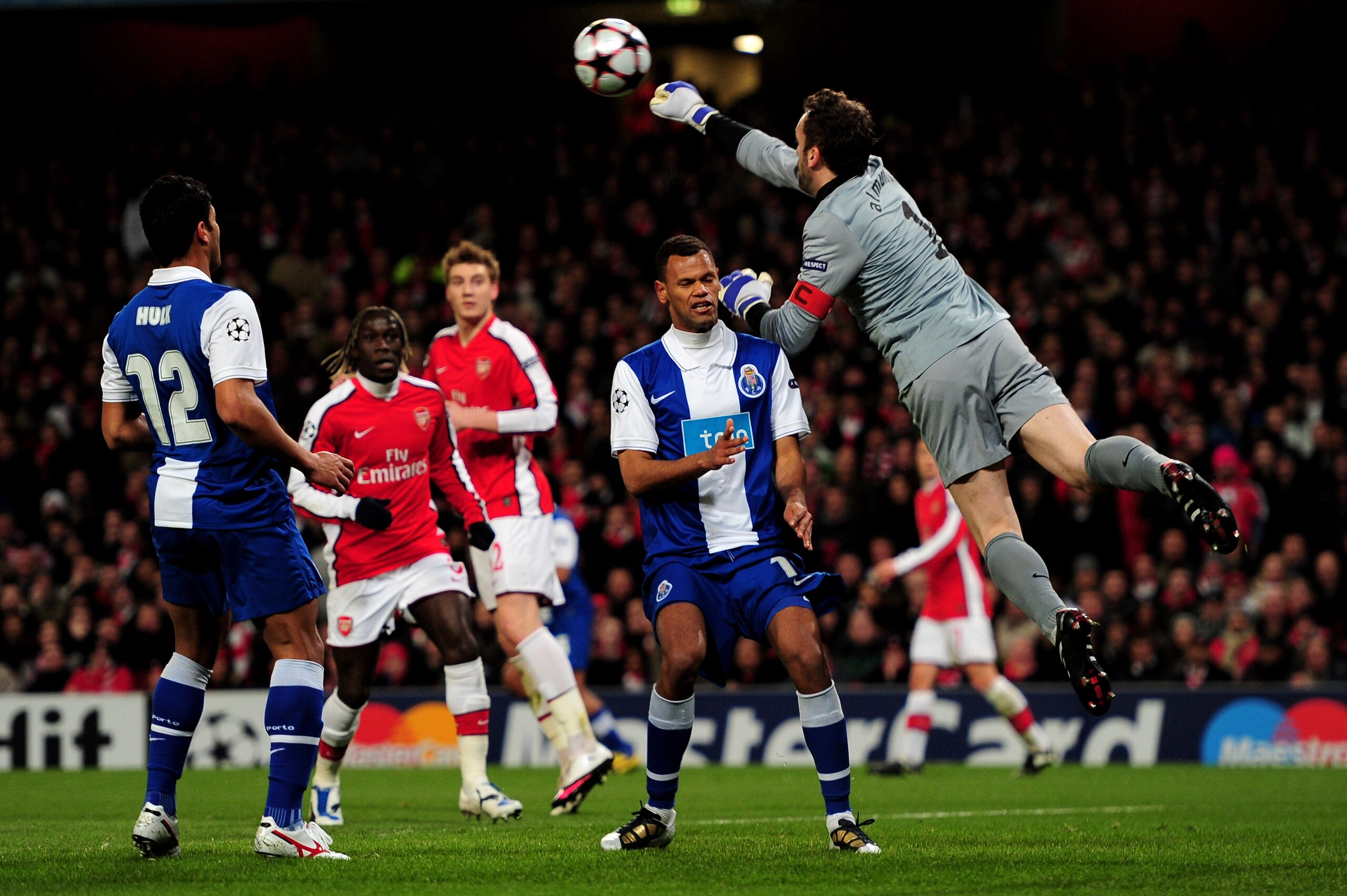 LONDON, ENGLAND - MARCH 09:  Goalkeeper Manuel Almunia of Arsenal punches the ball clear of his area during the UEFA Champions League round of 16 match between Arsenal and FC Porto at the Emirates Stadium on March 9, 2010 in London, England.  (Photo by Mi