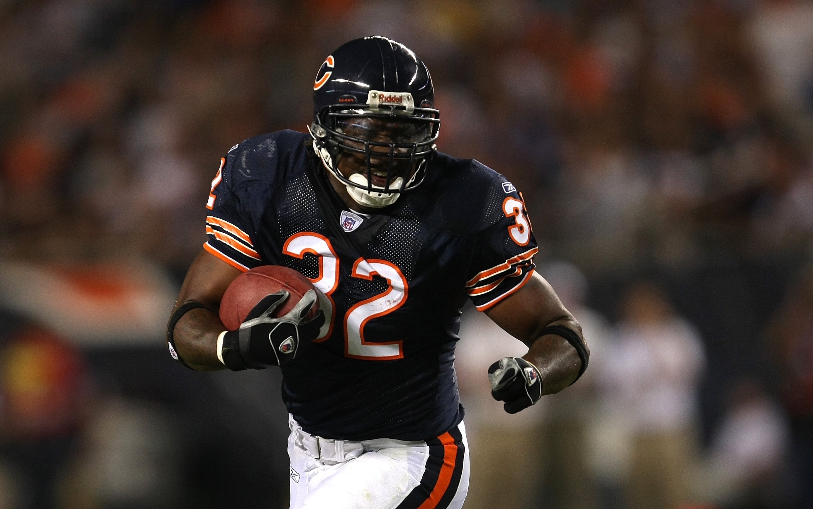 CHICAGO - SEPTEMBER 23:  Cedric Benson #32 of the Chicago Bears runs the ball against the Dallas Cowboys at Soldier Field on September 23, 2007 in Chicago, Illinois.  (Photo by Jonathan Daniel/Getty Images)