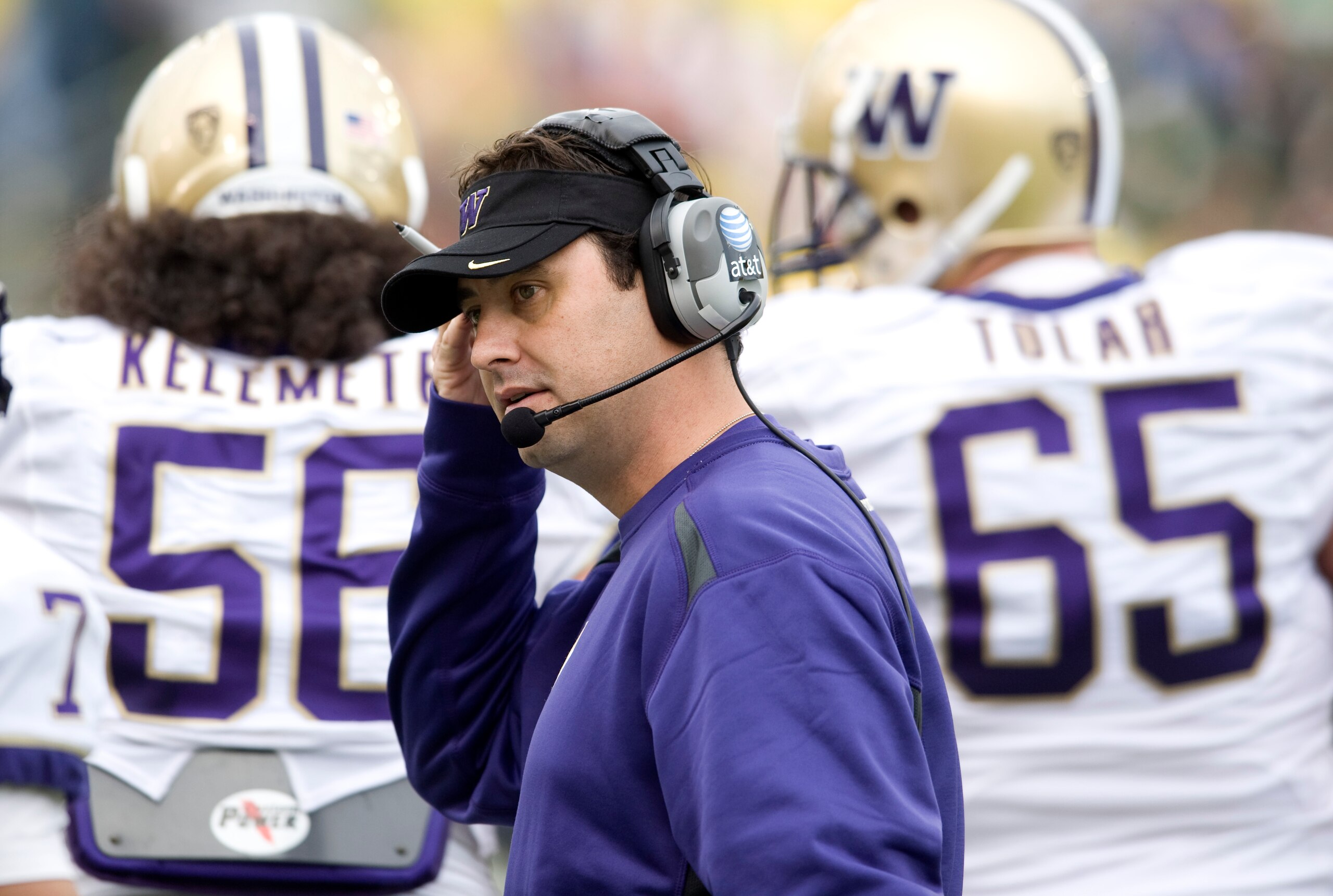 EUGENE, OR - NOVEMBER 6: Head coach Steve Sarkisian of the Washington Huskies works the sidelines in the second quarter of the game against the Oregon Ducks at Autzen Stadium on November 6, 2010 in Eugene, Oregon. (Photo by Steve Dykes/Getty Images) EUGENE, OR - NOVEMBER 6: Head coach Steve Sarkisian of the Washington Huskies works the sidelines in the second quarter of the game against the Oregon Ducks at Autzen Stadium on November 6, 2010 in Eugene, Oregon. (Photo by Steve Dykes/Getty Images)