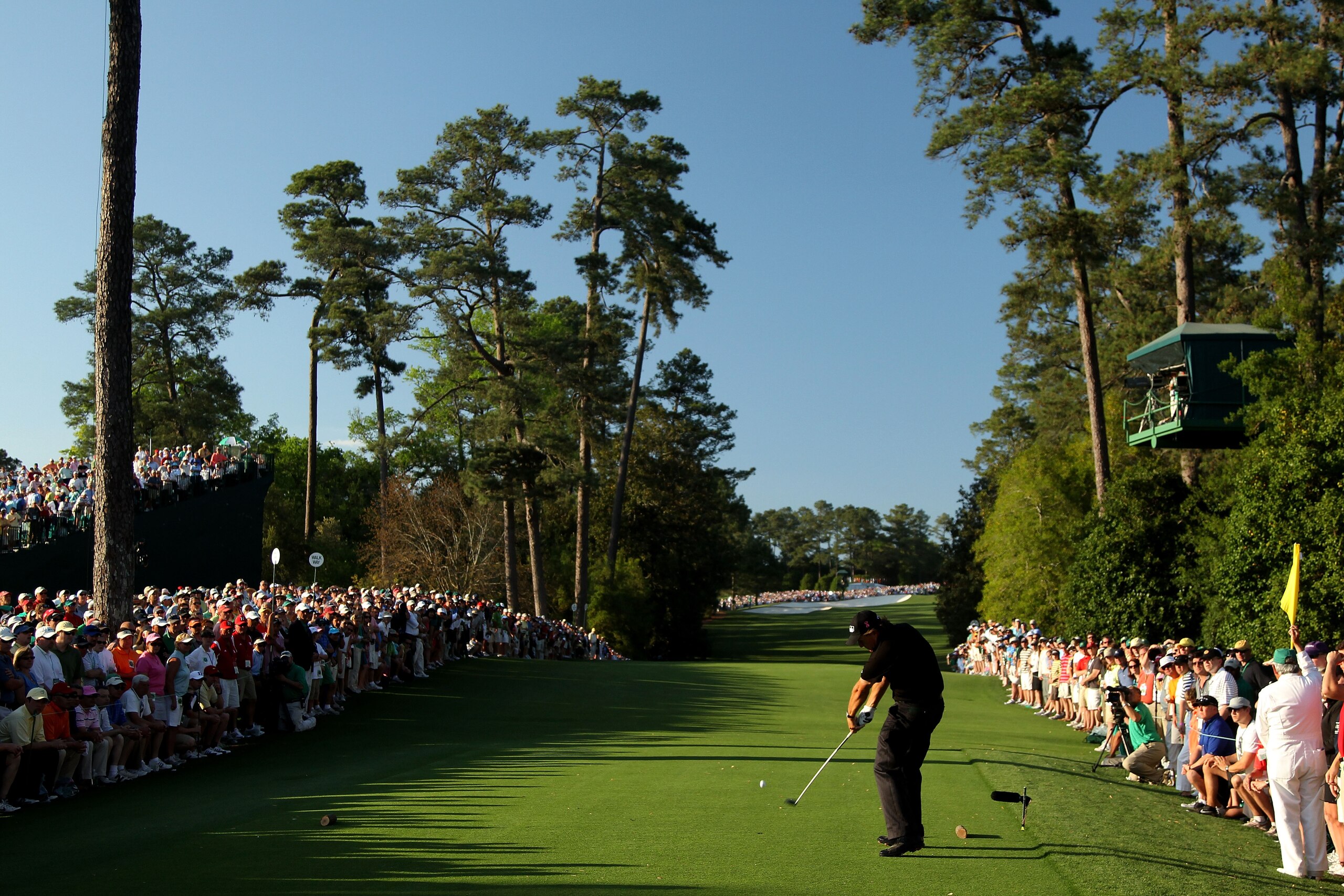 AUGUSTA, GA - APRIL 11:  Phil Mickelson hits his tee shot on the 18th hole during the final round of the 2010 Masters Tournament at Augusta National Golf Club on April 11, 2010 in Augusta, Georgia.  (Photo by David Cannon/Getty Images)