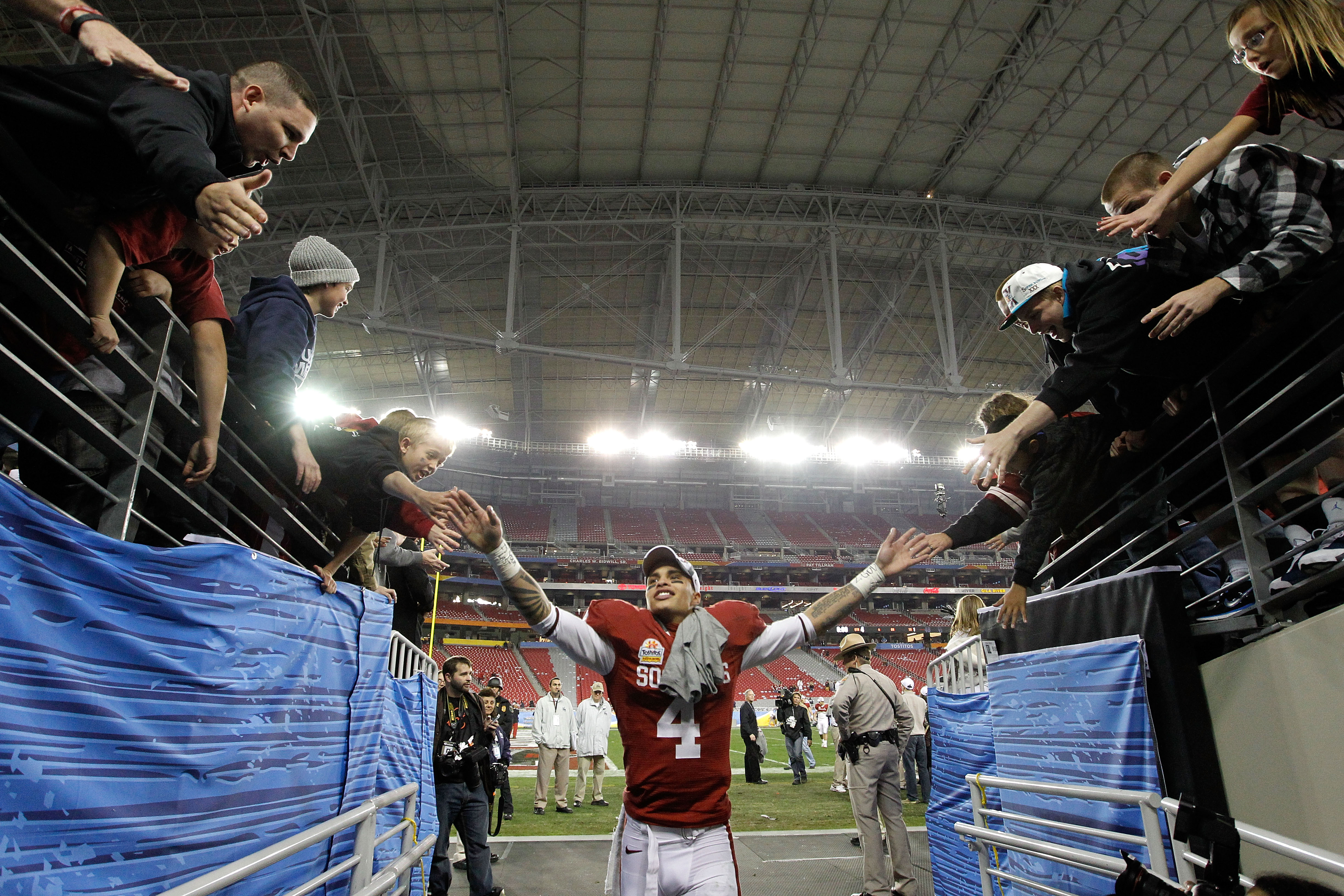 GLENDALE, AZ - JANUARY 01:  Kenny Stills #4 of the Oklahoma Sooners celebrates the Sooners 48-20 victory against the Connecticut Huskies during the Tostitos Fiesta Bowl at the Universtity of Phoenix Stadium on January 1, 2011 in Glendale, Arizona.  (Photo