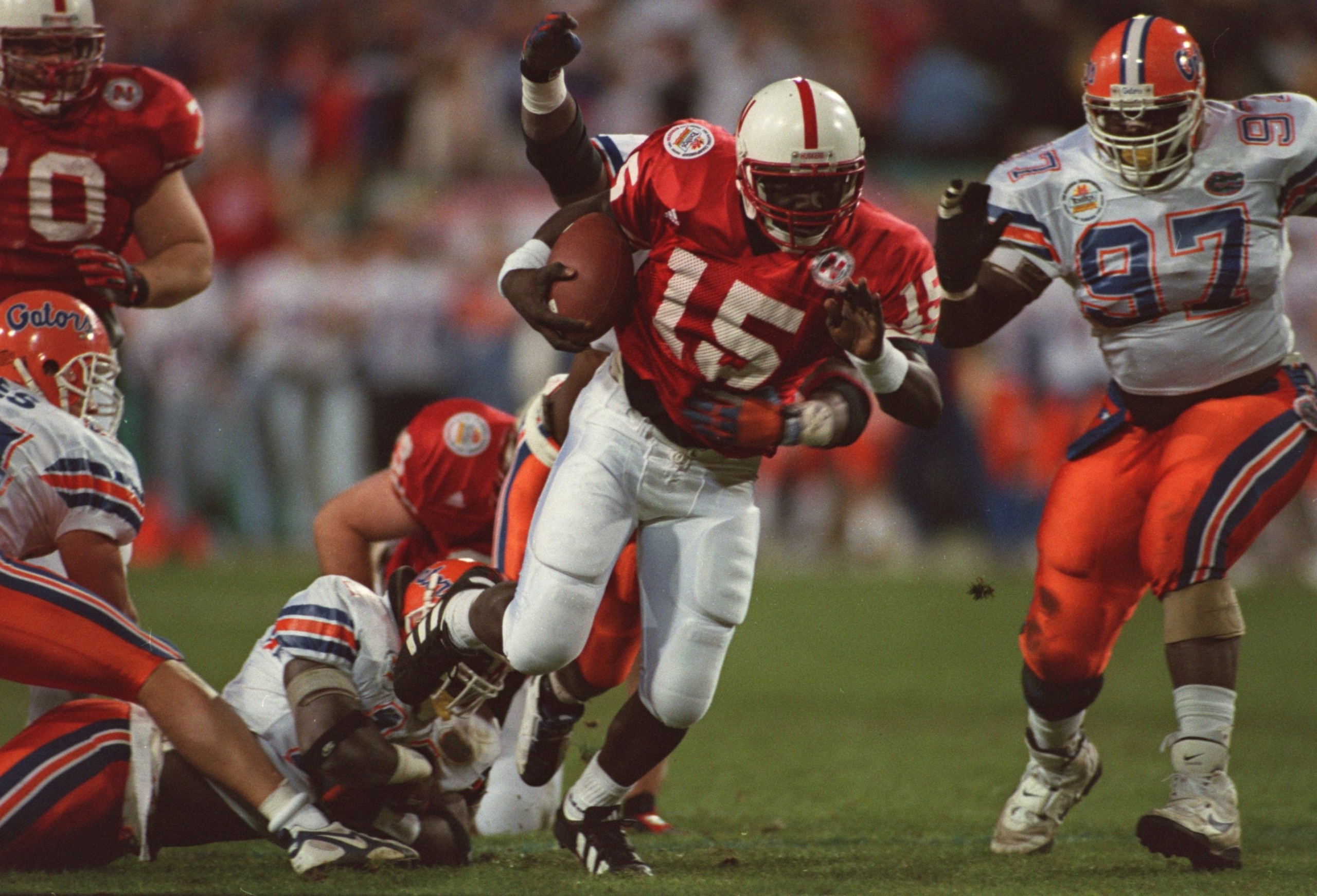 2 JAN 1996:  QUARTERBACK TOMMIE FRAZIER #15 OF THE NEBRASKA CORNHUSKERS BREAKS THROUGH THE FLORIDA GATORS DEFENSE DURING THE FIESTA BOWL AT SUN DEVIL STADIUM IN TEMPE, ARIZONA.   Mandatory Credit: Mike Powell/ALLSPORT