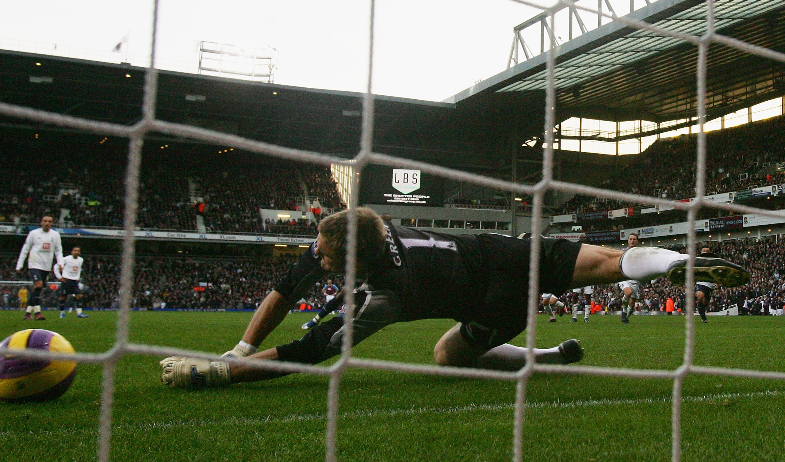 LONDON - NOVEMBER 25:  Robert Green of West Ham saves a penalty during the Barclays Premier League match between West Ham United and Tottenham Hotspur at Upton Park on November 25, 2007 in London, England.  (Photo by Hamish Blair/Getty Images)