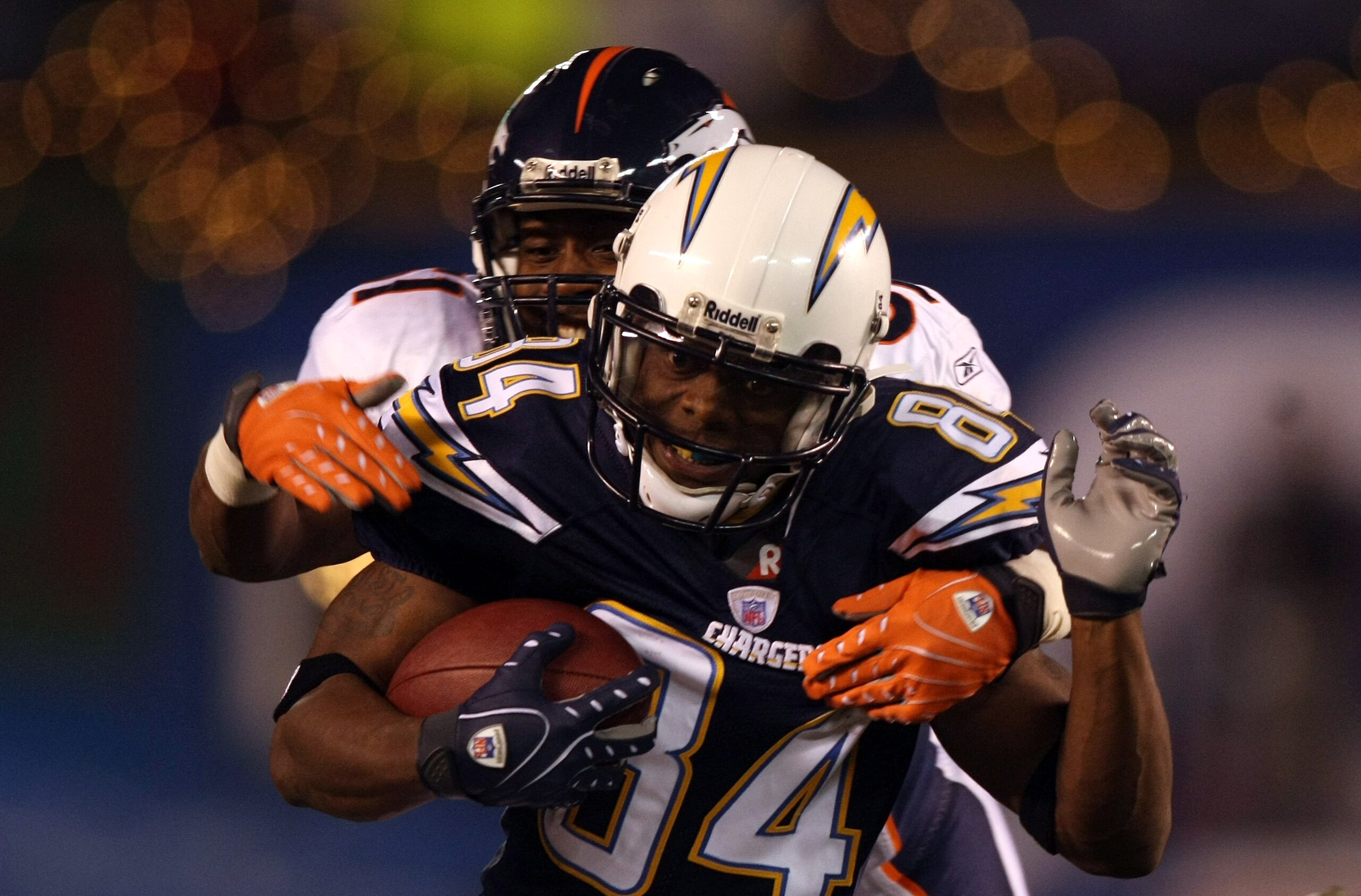 SAN DIEGO - DECEMBER 24: Wide receiver Craig Davis #84 of the San Diego Chargers pulls in a reception against Jamie Winborn #51 of the Denver Broncos during the second half of their NFL game at Qualcomm Stadium December 24, 2007 in San Diego, California. SAN DIEGO - DECEMBER 24: Wide receiver Craig Davis #84 of the San Diego Chargers pulls in a reception against Jamie Winborn #51 of the Denver Broncos during the second half of their NFL game at Qualcomm Stadium December 24, 2007 in San Diego, California.