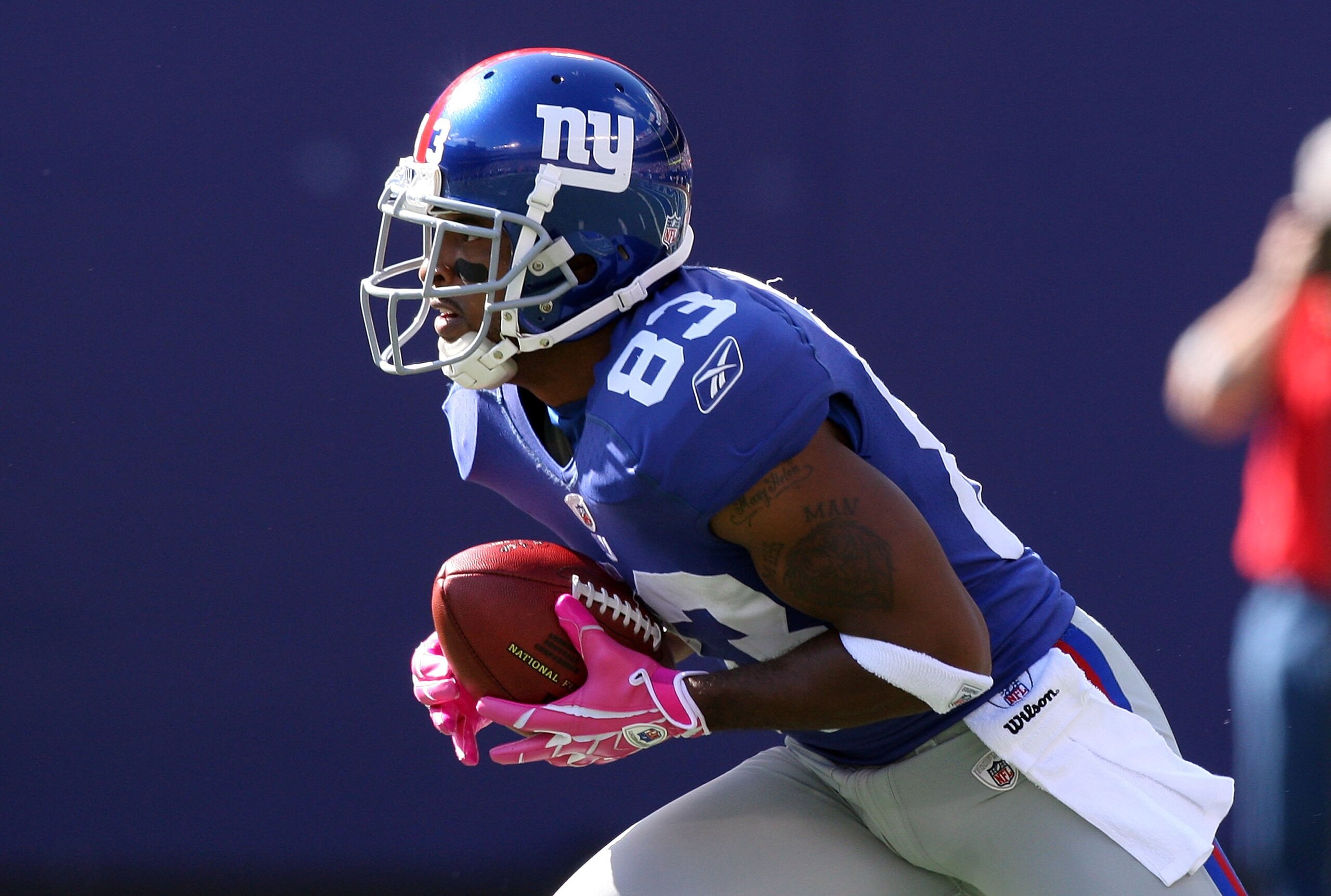 EAST RUTHERFORD, NJ - OCTOBER 11: Sinorice Moss #83 of the New York Giants runs the ball against the Oakland Raiders on October 11, 2009 at Giants Stadium in East Rutherford, New Jersey. The Giants defeated the Raiders 44-7. (Photo by Jim McIsaac/Getty EAST RUTHERFORD, NJ - OCTOBER 11: Sinorice Moss #83 of the New York Giants runs the ball against the Oakland Raiders on October 11, 2009 at Giants Stadium in East Rutherford, New Jersey. The Giants defeated the Raiders 44-7. (Photo by Jim McIsaac/Getty