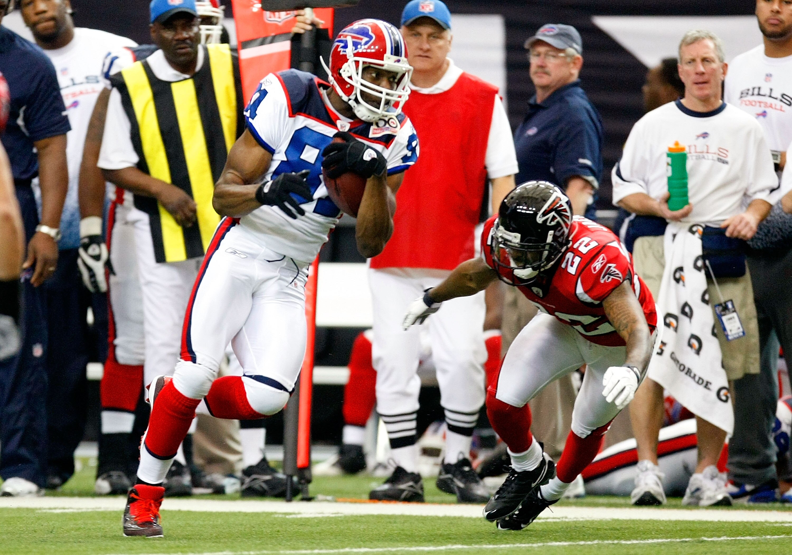 ATLANTA - DECEMBER 27:  Terrell Owens #81 of the Buffalo Bills pulls in this reception against Chevis Jackson #22 of the Atlanta Falcons at Georgia Dome on December 27, 2009 in Atlanta, Georgia.  (Photo by Kevin C. Cox/Getty Images)