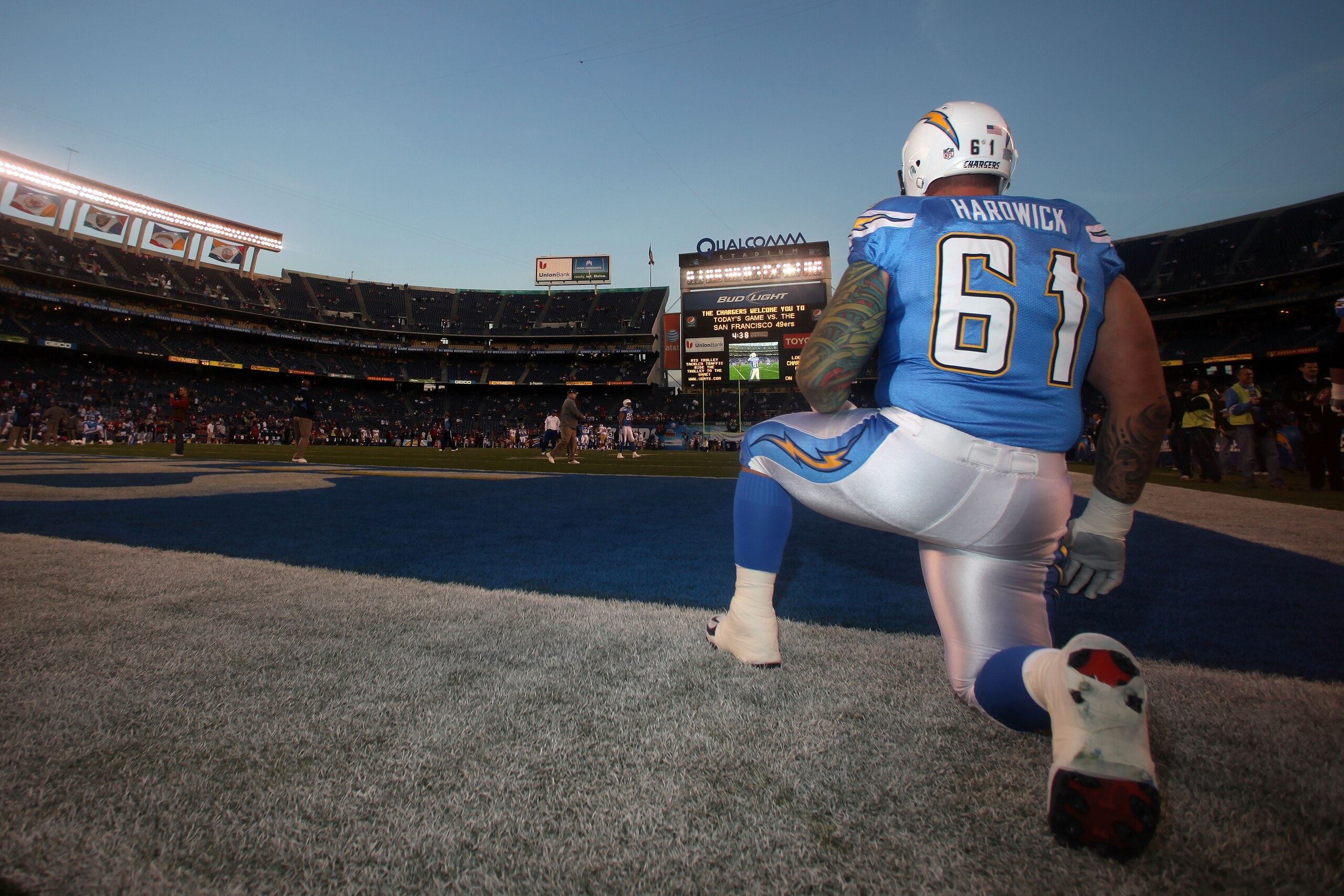 SAN DIEGO, CA - DECEMBER 16: Center Nick Hardwick #61 of the San Diego Chargers kneels on the field prior to playing the San Francisco 49ers at Qualcomm Stadium on December 16, 2010 in San Diego, California. (Photo by Donald Miralle/Getty Images) SAN DIEGO, CA - DECEMBER 16: Center Nick Hardwick #61 of the San Diego Chargers kneels on the field prior to playing the San Francisco 49ers at Qualcomm Stadium on December 16, 2010 in San Diego, California. (Photo by Donald Miralle/Getty Images)