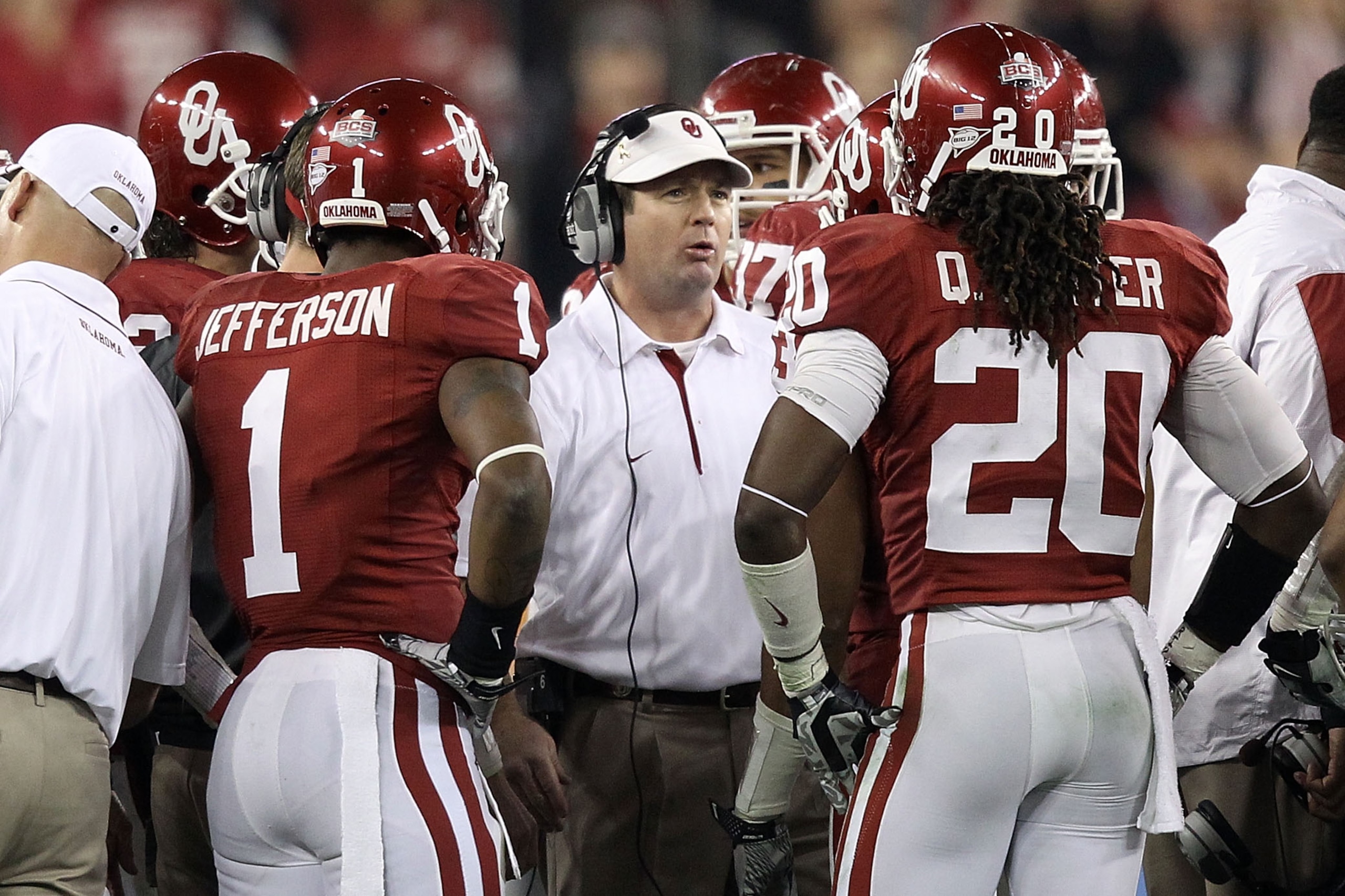 GLENDALE, AZ - JANUARY 01: Head coach Bob Stoops talks to his team while taking on the Connecticut Huskies during the Tostitos Fiesta Bowl at the Universtity of Phoenix Stadium on January 1, 2011 in Glendale, Arizona. (Photo by Christian Petersen/Getty GLENDALE, AZ - JANUARY 01: Head coach Bob Stoops talks to his team while taking on the Connecticut Huskies during the Tostitos Fiesta Bowl at the Universtity of Phoenix Stadium on January 1, 2011 in Glendale, Arizona. (Photo by Christian Petersen/Getty