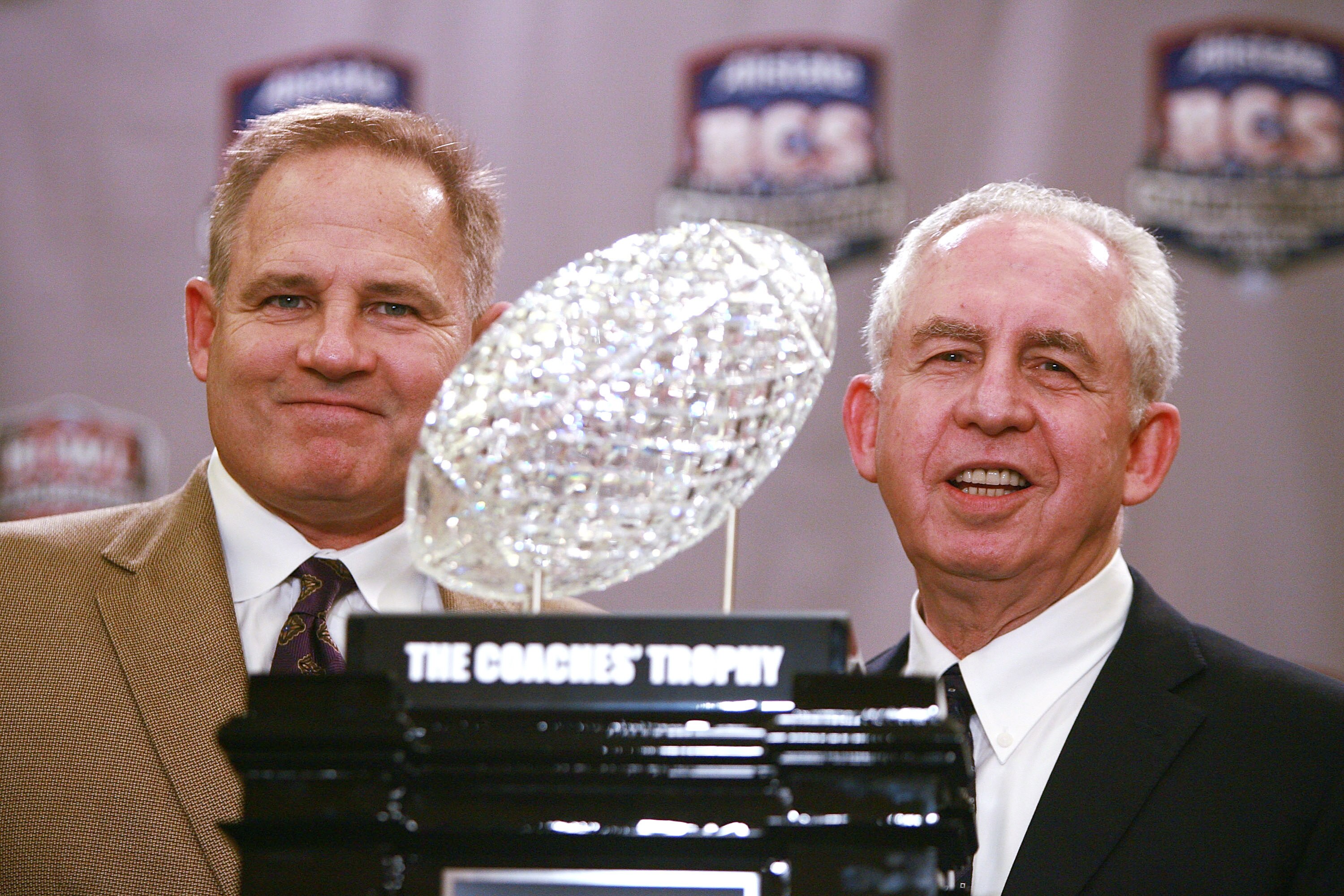 NEW ORLEANS - JANUARY 08:  Head coach Les Miles of the LSU Tigers (L) poses for a photo with BCS Coordinator Mike Slive durinig his press conference at the Marriott Convention Center on January 8, 2008 in New Orleans, Louisiana.  (Photo by Doug Benc/Getty