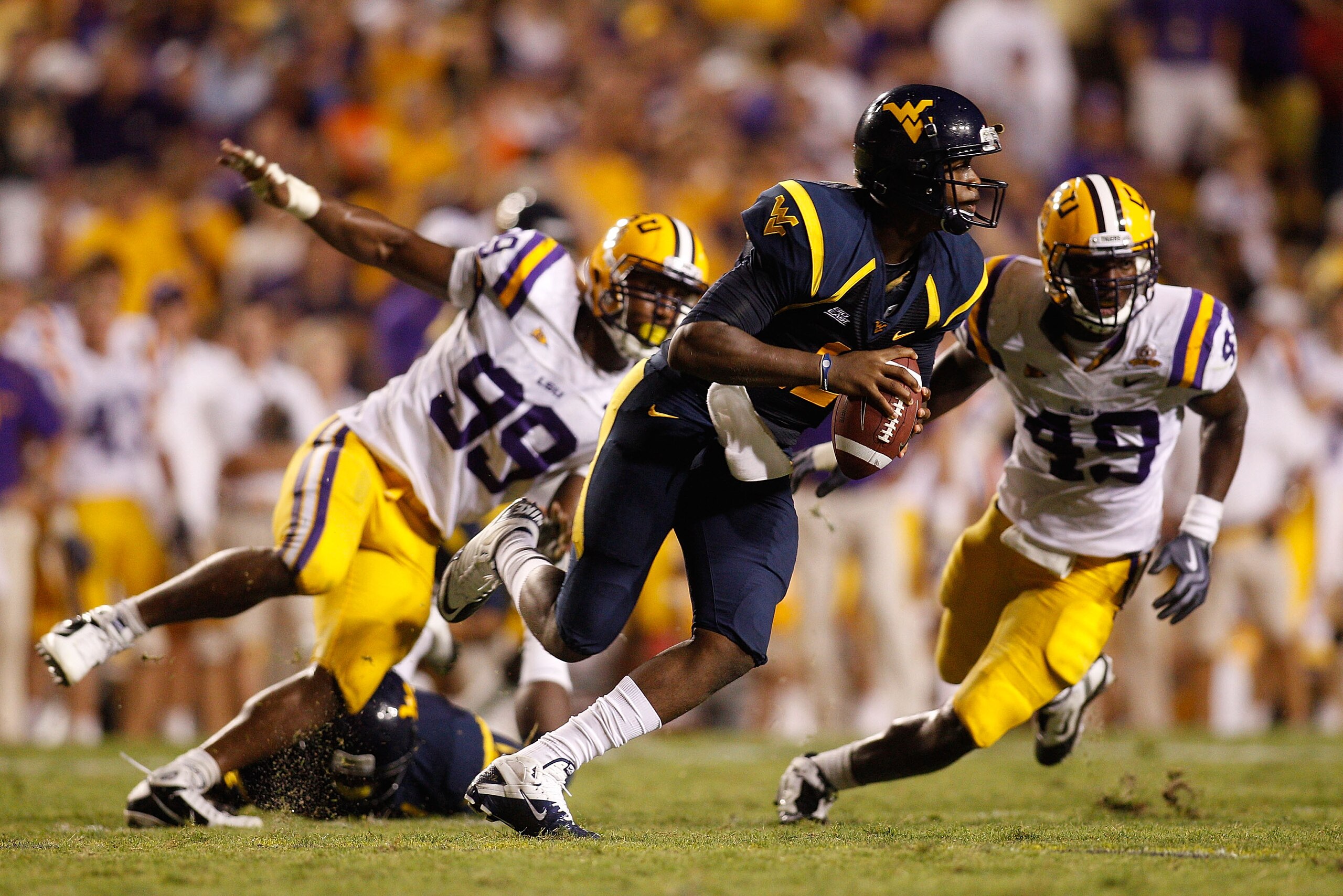 BATON ROUGE, LA - SEPTEMBER 25:  Quarterback Geno Smith #12 of the West Virginia Mountaineers in action against the Louisiana State University Tigers at Tiger Stadium on September 25, 2010 in Baton Rouge, Louisiana.  (Photo by Chris Graythen/Getty Images)
