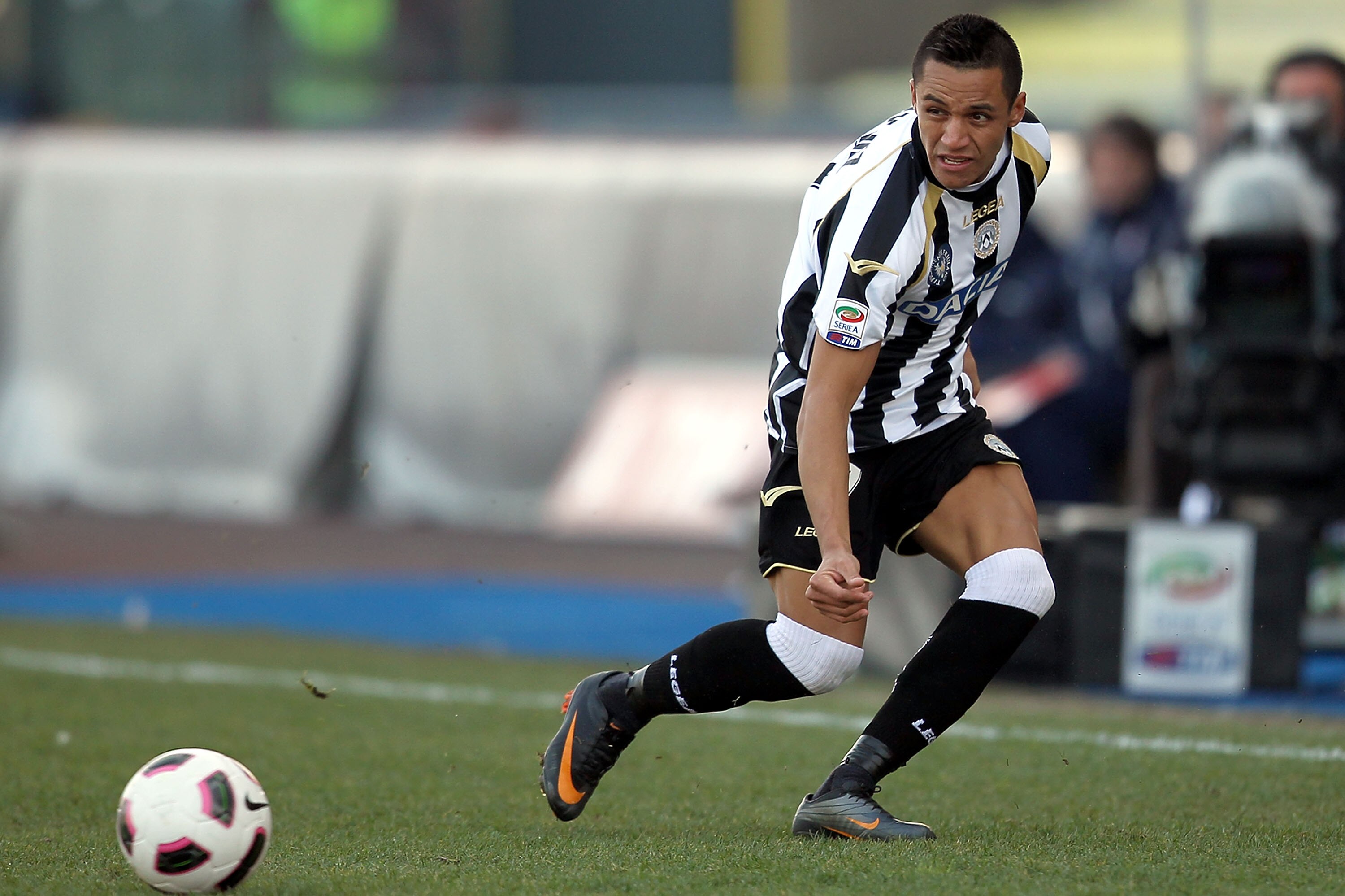 UDINE, ITALY - MARCH 06: Alexis Sanchez of Udinese Calcio in action during the Serie A match between Udinese Calcio and AS Bari at Stadio Friuli on March 6, 2011 in Udine, Italy.  (Photo by Gabriele Maltinti/Getty Images)