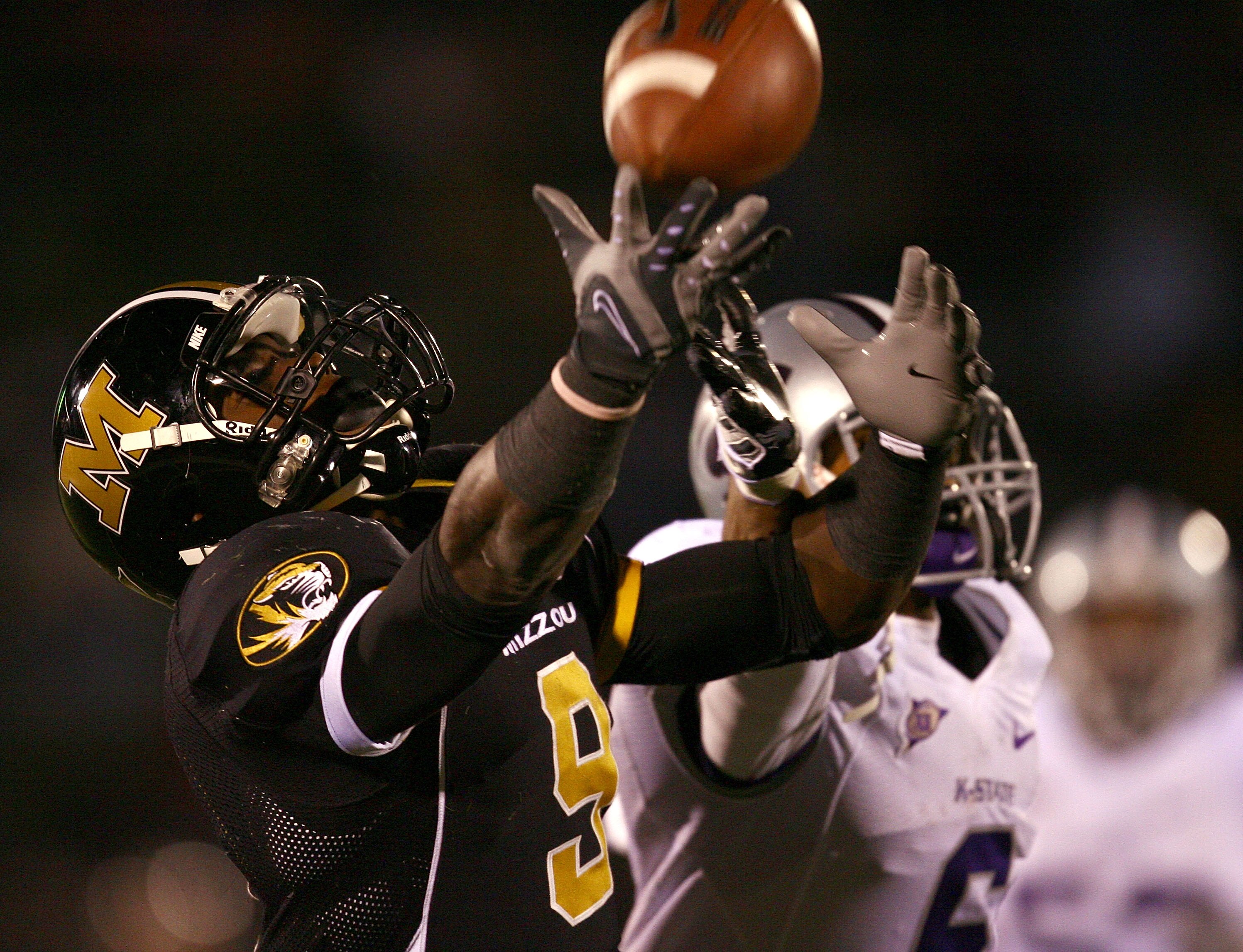 COLUMBIA, MO - NOVEMBER 08:  Jeremy Maclin #9 of the Missouri Tigers reaches for a pass as Blair Irvin #6 of the Kansas State Wildcats defends during the game on November 8, 2008 at Memorial Stadium in Columbia, Missouri.  (Photo by Jamie Squire/Getty Ima