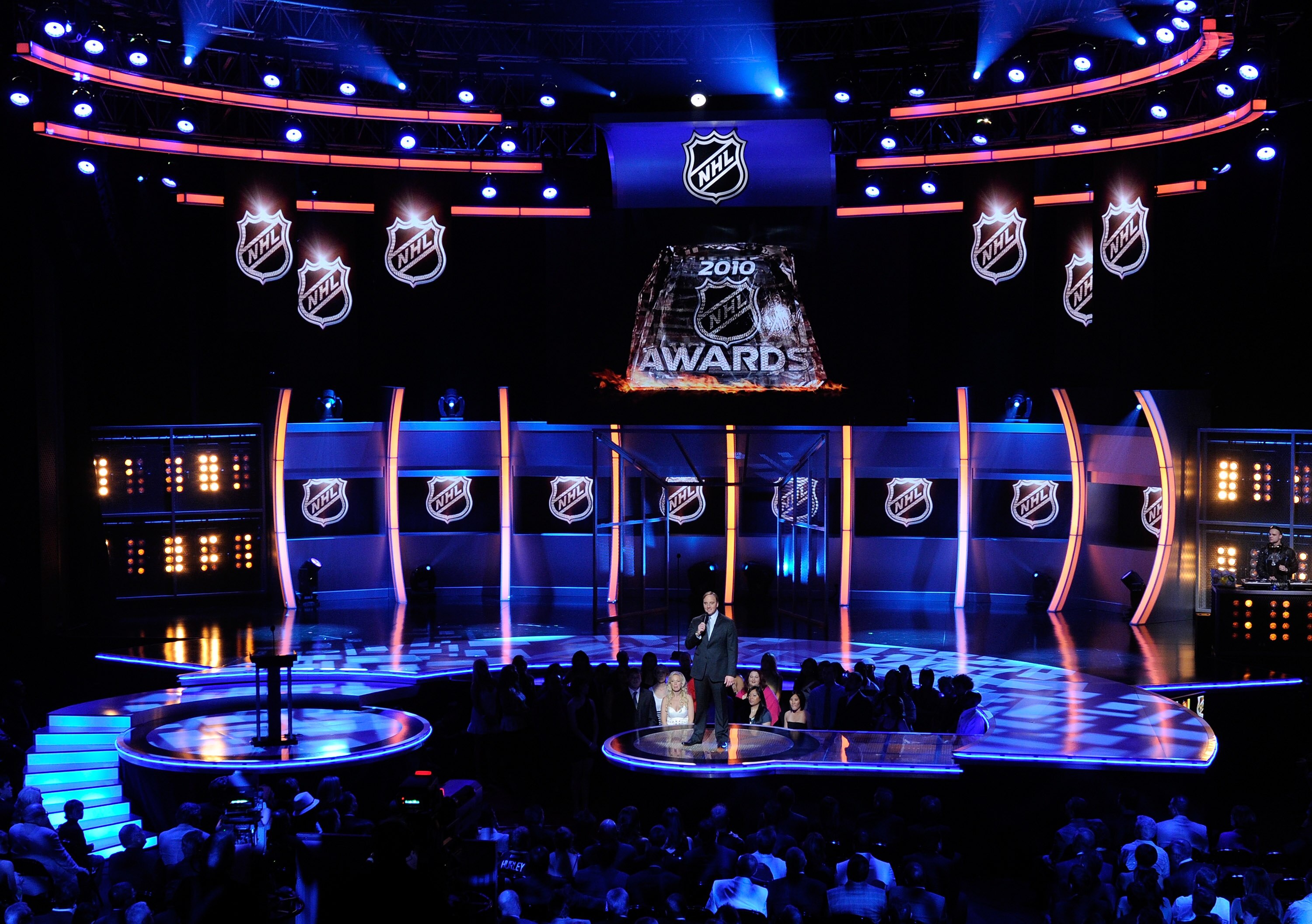 LAS VEGAS - JUNE 23:  Actor/comedian Jay Mohr hosts the 2010 NHL Awards at The Pearl concert theater at the Palms Casino Resort June 23, 2010 in Las Vegas, Nevada.  (Photo by Ethan Miller/Getty Images for NHLI)