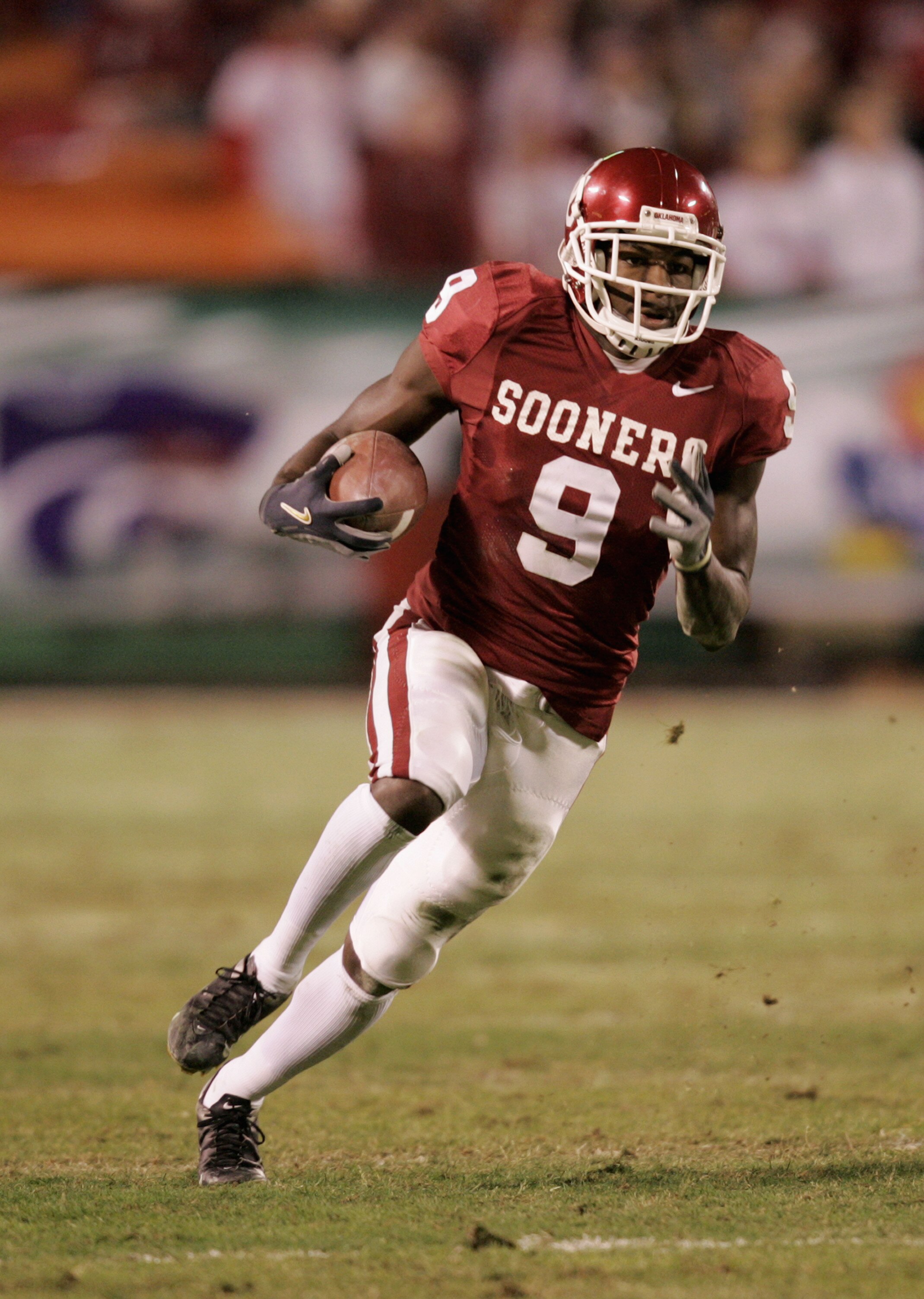 KANSAS CITY, MO - DECEMBER 4:  Mark Clayton #9 of the University of Oklahoma Sooners carries the ball against the University of Colorado Buffaloes in the Big 12 Championship game on December 4, 2004 at Arrowhead Stadium in Kansas City, Missouri.  Oklahoma