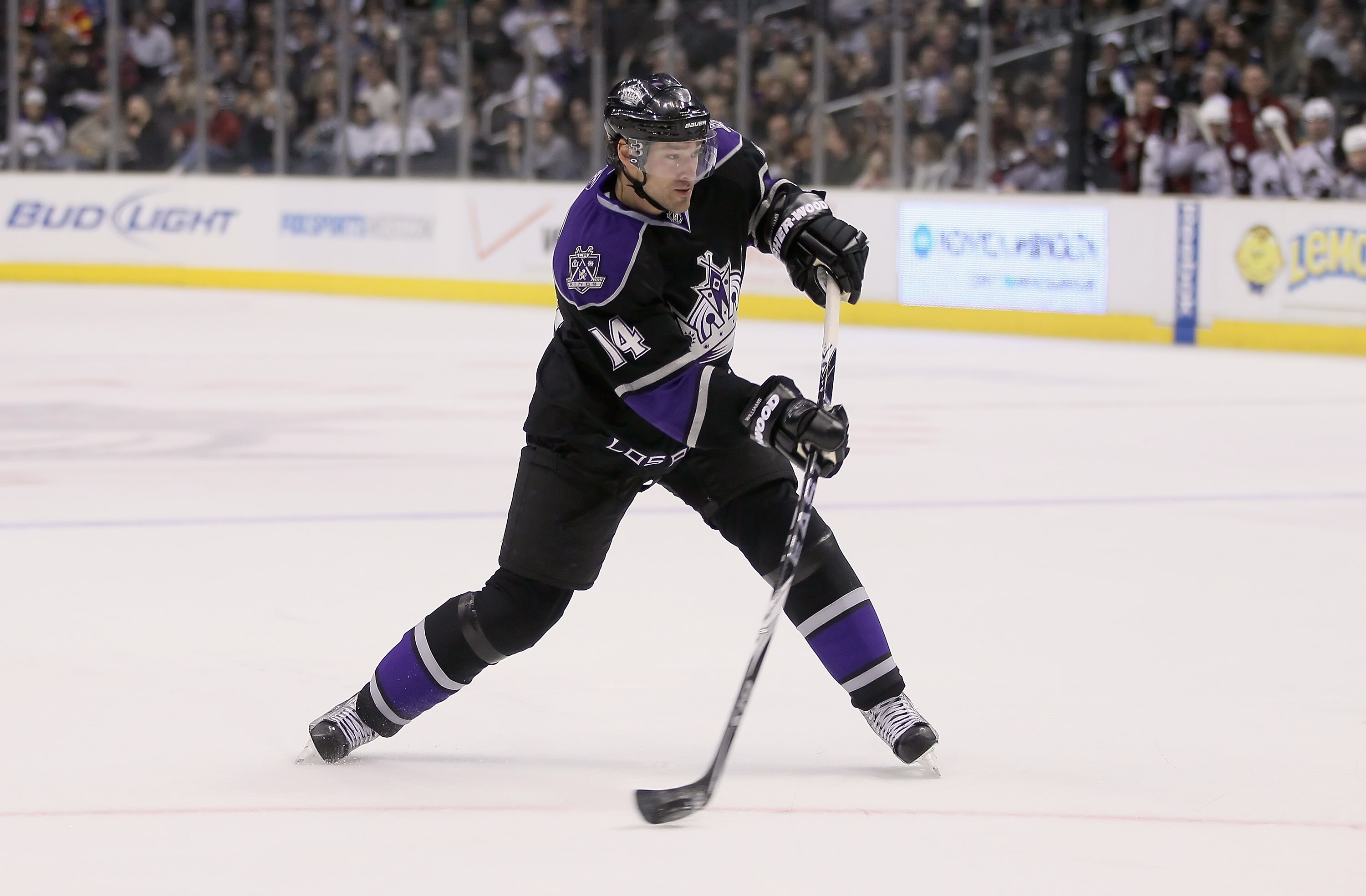 LOS ANGELES, CA - FEBRUARY 26:  Justin Williams #14 of the Los Angeles Kings shoots the puck against the Colorado Avalanche at Staples Center on February 26, 2011 in Los Angeles, California.  (Photo by Jeff Gross/Getty Images)