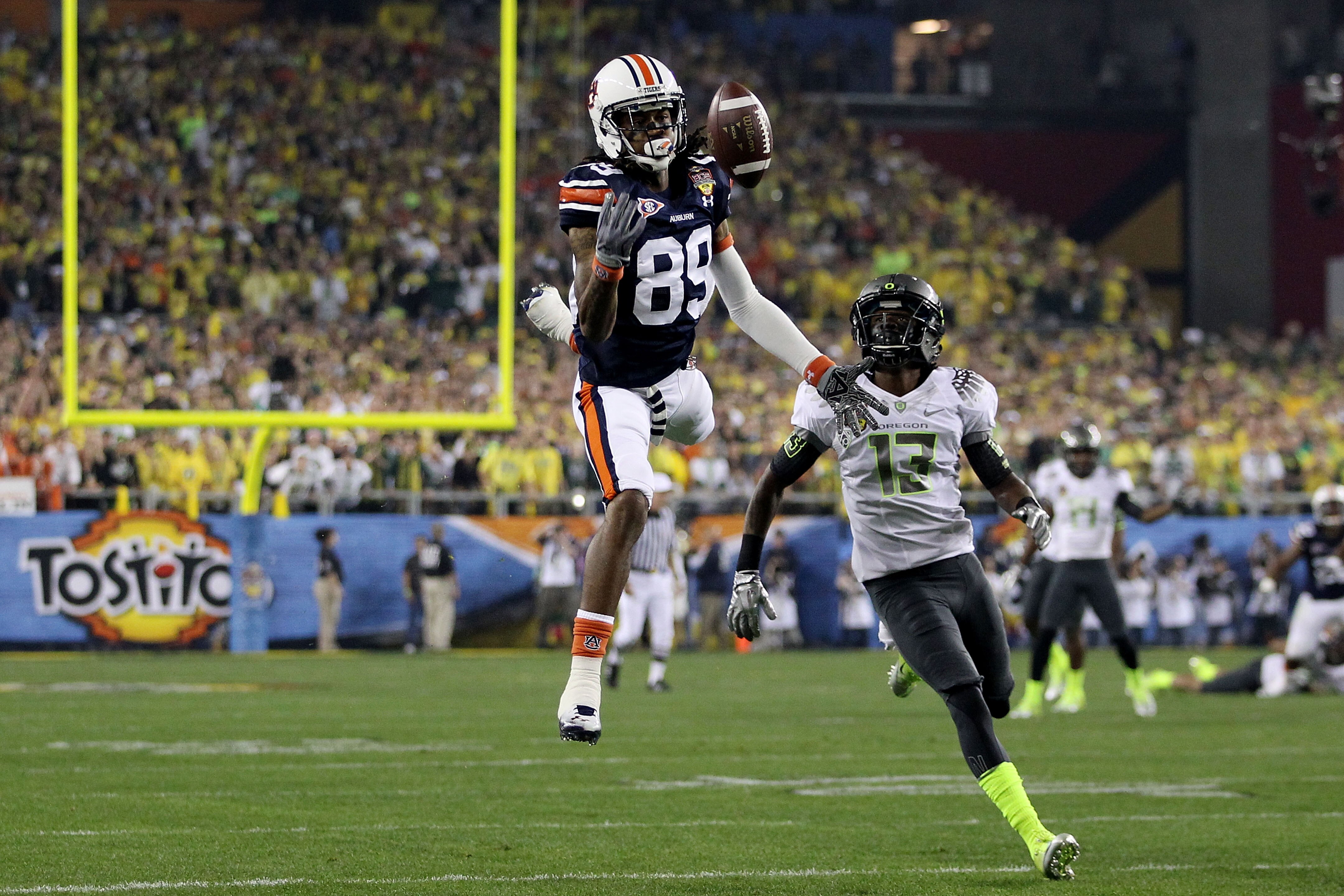 GLENDALE, AZ - JANUARY 10:  Darvin Adams #89 of the Auburn Tigers is unable to make a catch in the first half against Cliff Harris #13 of the Oregon Ducks during the Tostitos BCS National Championship Game at University of Phoenix Stadium on January 10, 2
