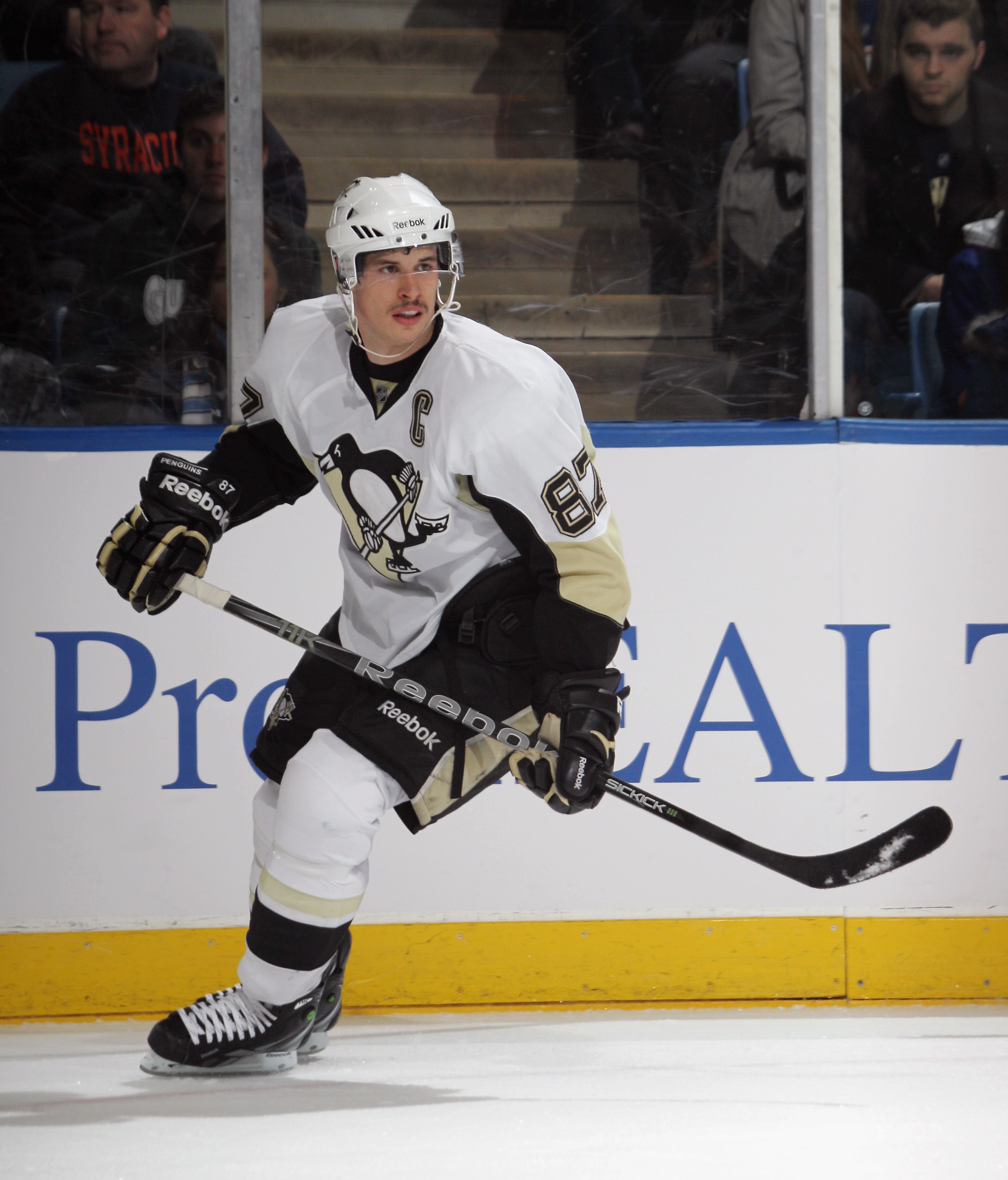 UNIONDALE, NY - DECEMBER 29:  Sidney Crosby #87 of the Pittsburgh Penguins skates against the New York Islanders at the Nassau Coliseum on December 29, 2010 in Uniondale, New York.  (Photo by Bruce Bennett/Getty Images)