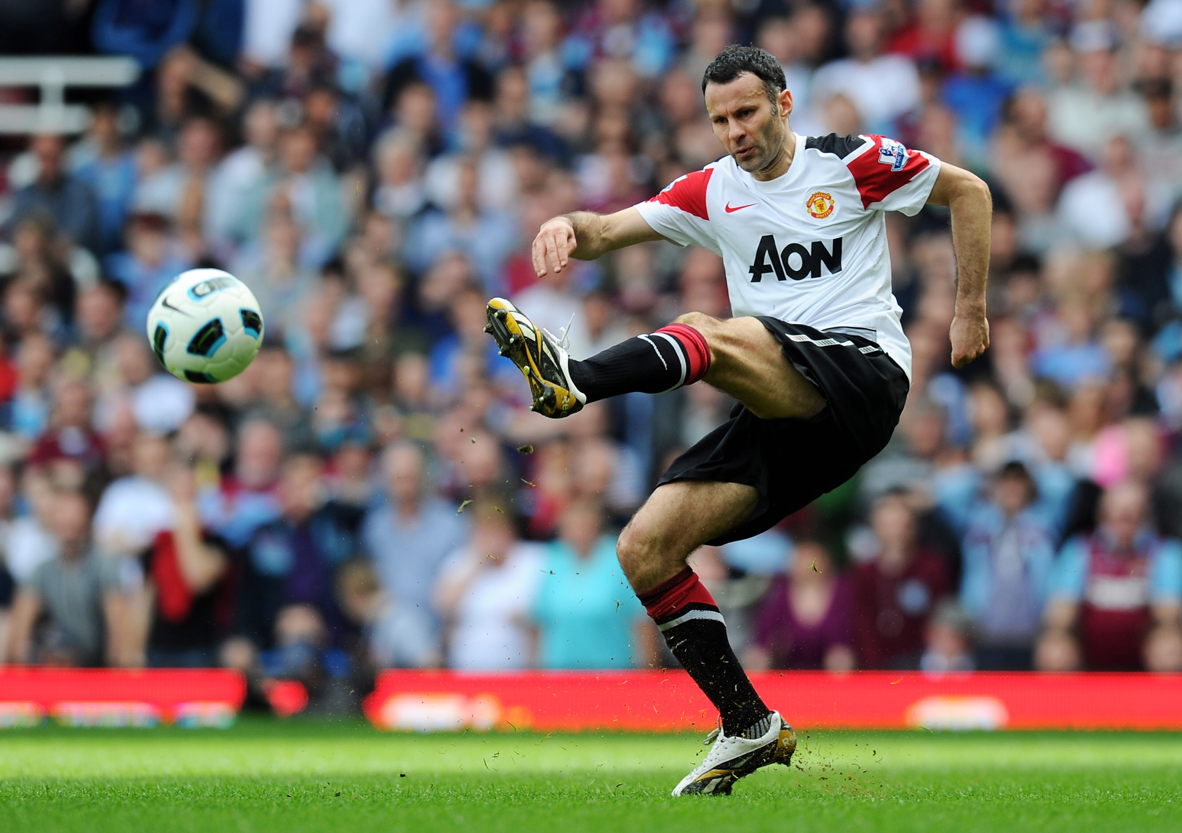 LONDON, ENGLAND - APRIL 02: Ryan Giggs of Manchester United in action during the Barclays Premier League match between West Ham United and Manchester United at the Boleyn Ground on April 2, 2011 in London, England. (Photo by Mike Hewitt/Getty Images) LONDON, ENGLAND - APRIL 02: Ryan Giggs of Manchester United in action during the Barclays Premier League match between West Ham United and Manchester United at the Boleyn Ground on April 2, 2011 in London, England. (Photo by Mike Hewitt/Getty Images)