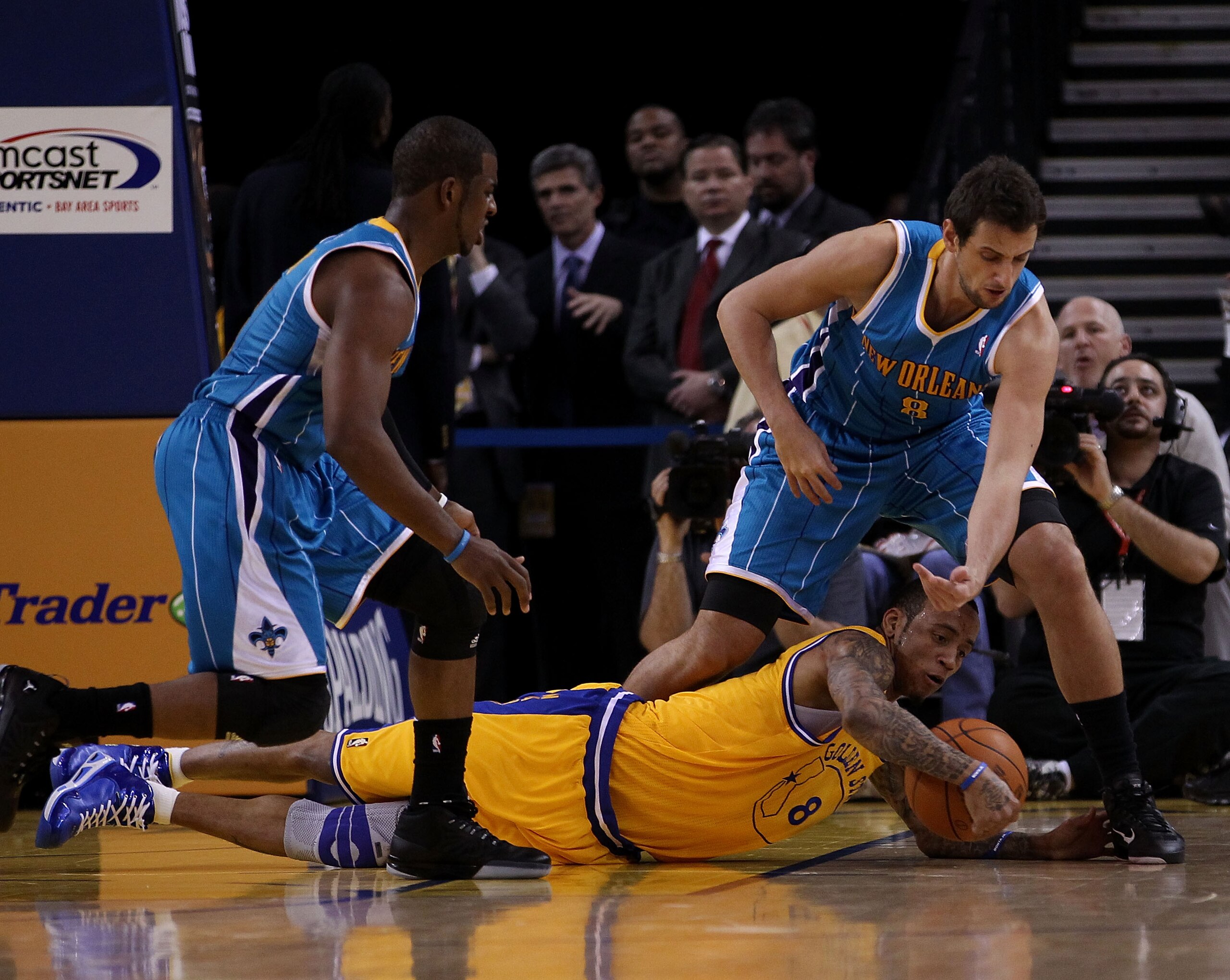 OAKLAND, CA - FEBRUARY 15:  Monta Ellis #8 of the Golden State Warriors scrambles for a loose ball against Marco Belinelli #8 of the New Orleans Hornets at Oracle Arena on February 15, 2011 in Oakland, California. NOTE TO USER: User expressly acknowledges