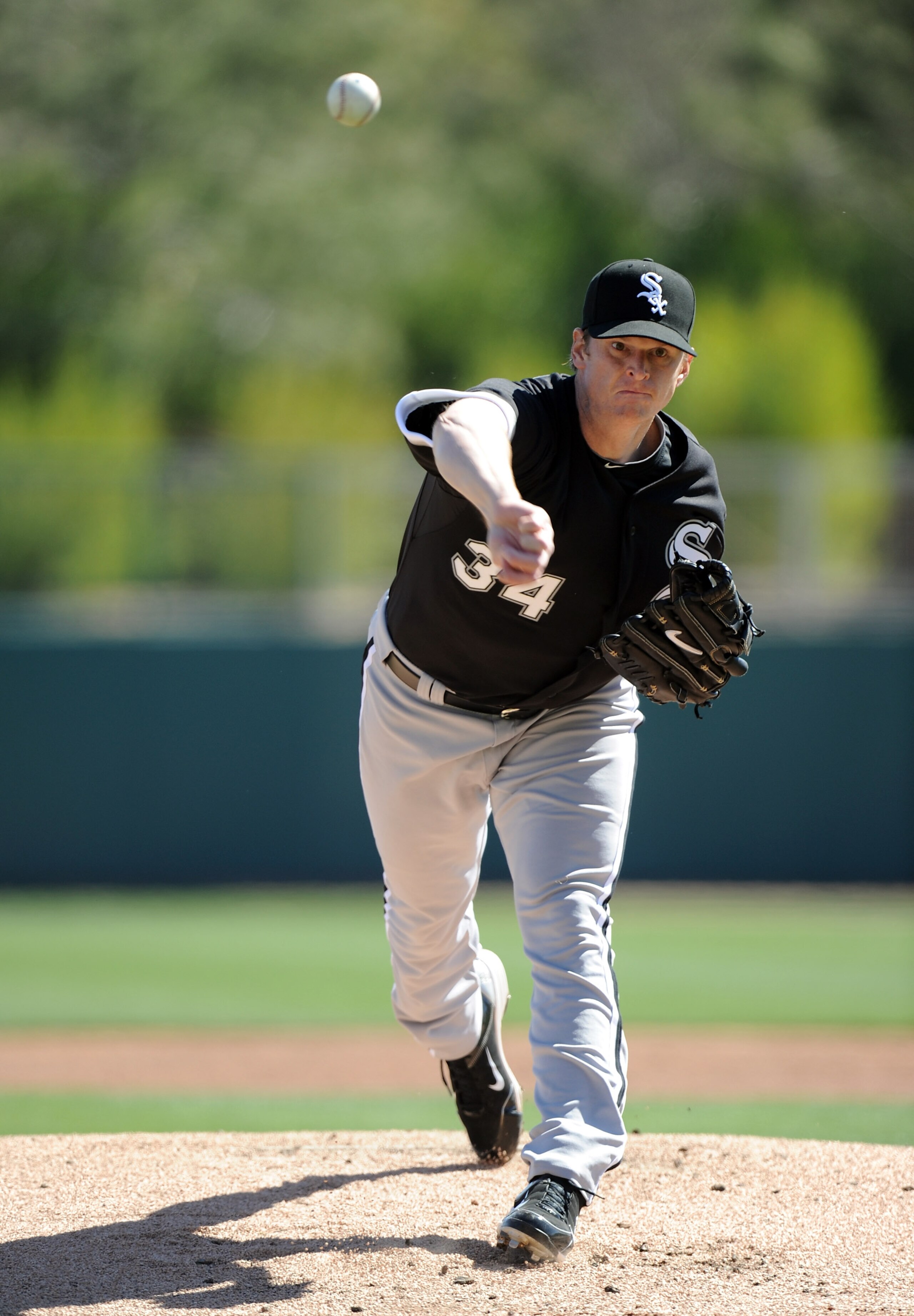 PHOENIX, AZ - FEBRUARY 28:  Gavin Floyd #34 of the Chicago White Sox pitches against the Los Angeles Dodgers during spring training at Camelback Ranch on February 28, 2011 in Phoenix, Arizona.  (Photo by Harry How/Getty Images)
