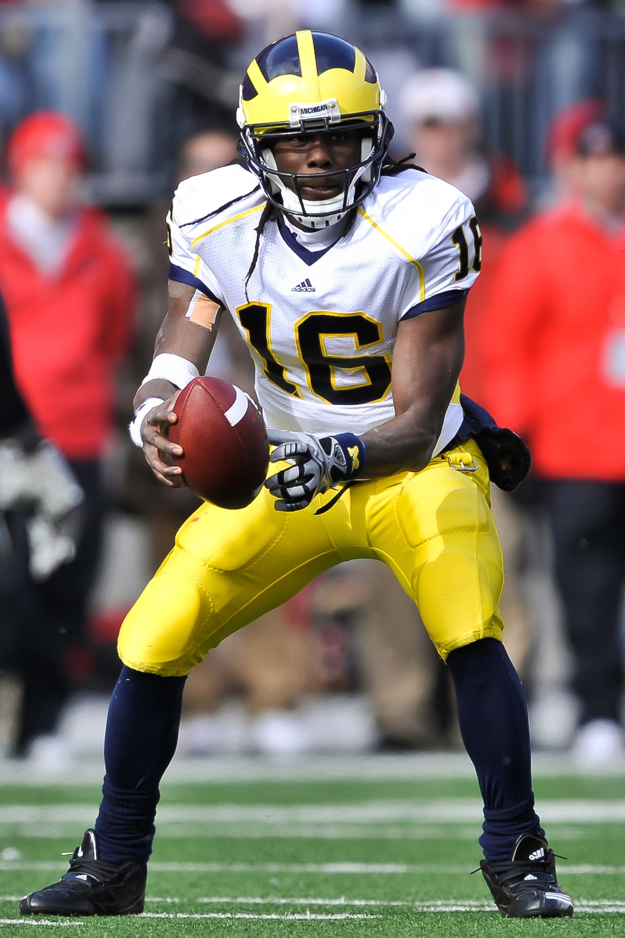 COLUMBUS, OH - NOVEMBER 27: Quarterback Denard Robinson #16 of the Michigan Wolverines drops back to pass against the Ohio State Buckeyes at Ohio Stadium on November 27, 2010 in Columbus, Ohio. (Photo by Jamie Sabau/Getty Images) COLUMBUS, OH - NOVEMBER 27: Quarterback Denard Robinson #16 of the Michigan Wolverines drops back to pass against the Ohio State Buckeyes at Ohio Stadium on November 27, 2010 in Columbus, Ohio. (Photo by Jamie Sabau/Getty Images)