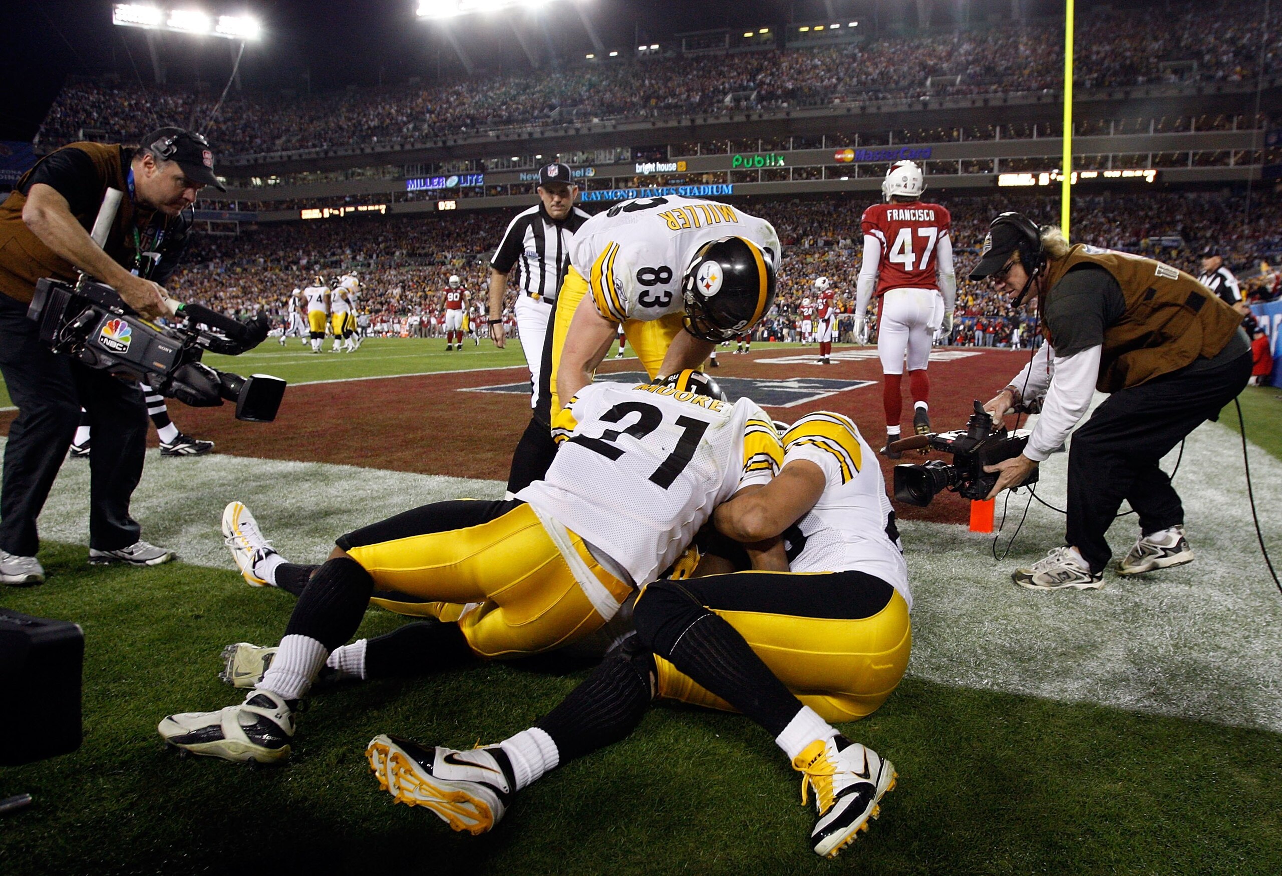 TAMPA, FL - FEBRUARY 01: Teammates of Santonio Holmes #10 of the Pittsburgh Steelers jump on Holmes after he catches a 6-yard touchdown pass in the fourth quarter against the Arizona Cardinals during Super Bowl XLIII on February 1, 2009 at Raymond James TAMPA, FL - FEBRUARY 01: Teammates of Santonio Holmes #10 of the Pittsburgh Steelers jump on Holmes after he catches a 6-yard touchdown pass in the fourth quarter against the Arizona Cardinals during Super Bowl XLIII on February 1, 2009 at Raymond James