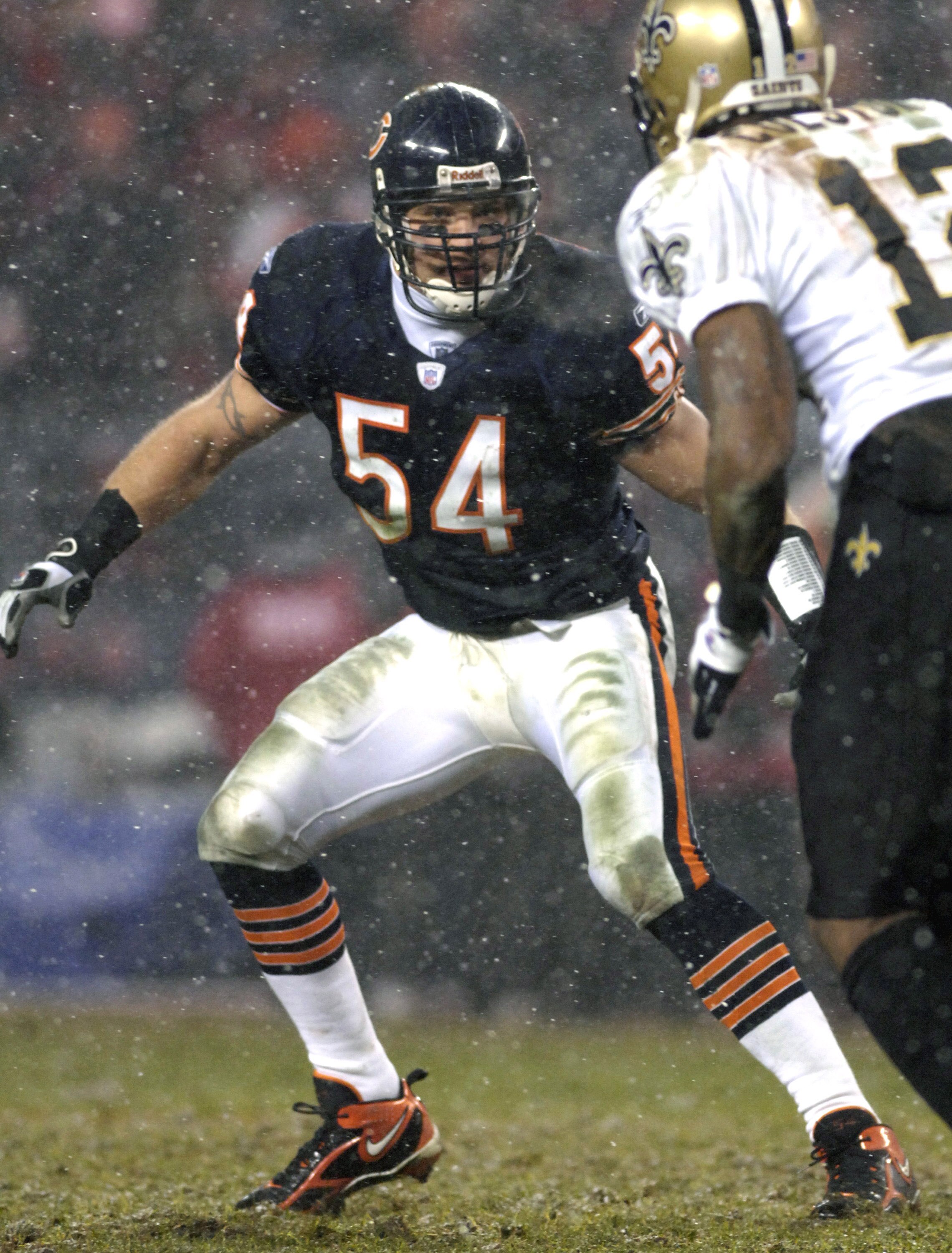 Chicago Bears linebacker Brian Urlacher sets in pass defense during the NFC Championship game at Soldier Field in Chicago, Illinois on January 21, 2007.  (Photo by Al Messerschmidt/Getty Images)