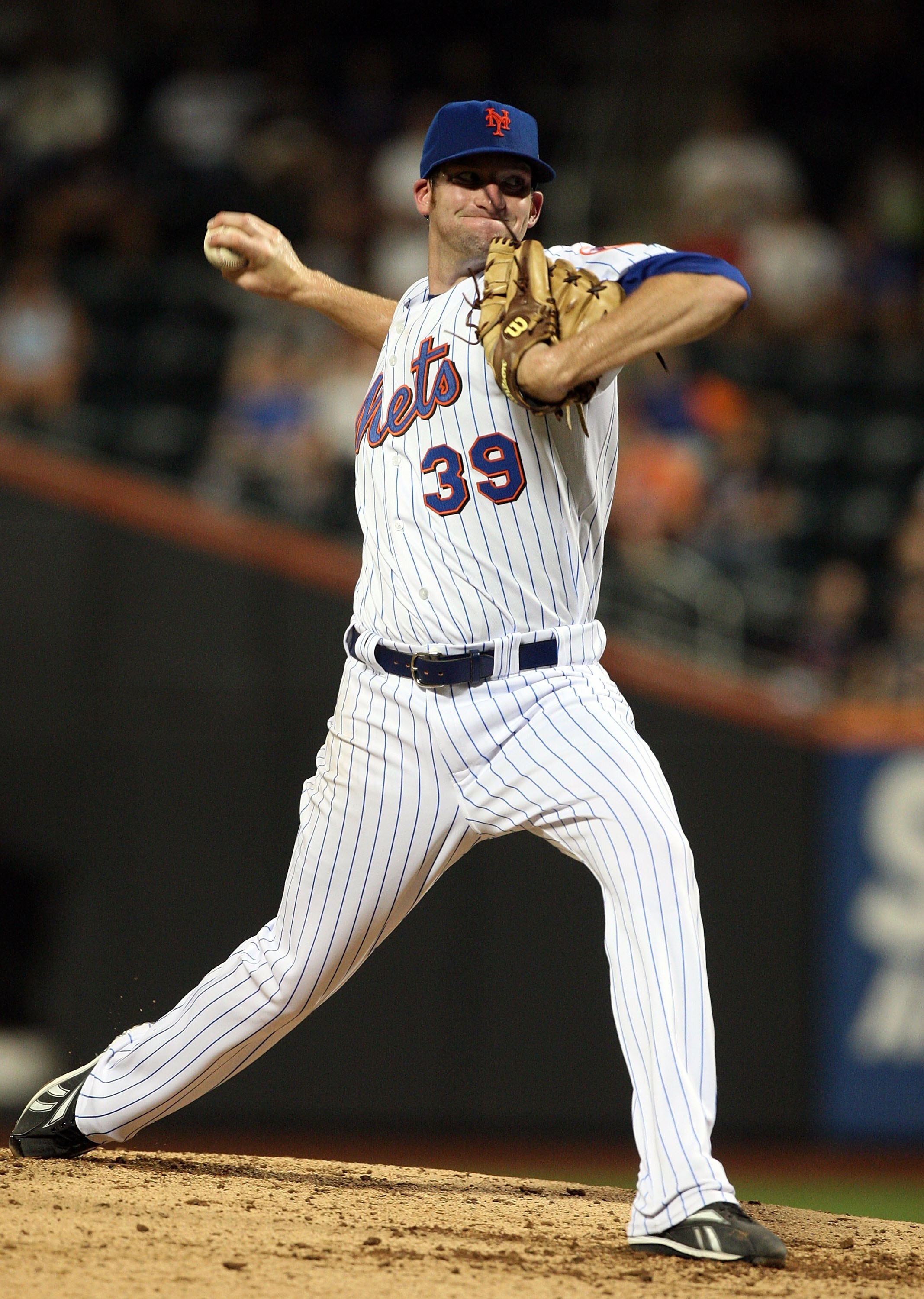 NEW YORK - AUGUST 19:  Bobby Parnell #39 of the New York Mets throws a pitch against the Atlanta Braves on August 19, 2009 at Citi Field in the Flushing neighborhood of the Queens borough of New York City.  (Photo by Jim McIsaac/Getty Images)