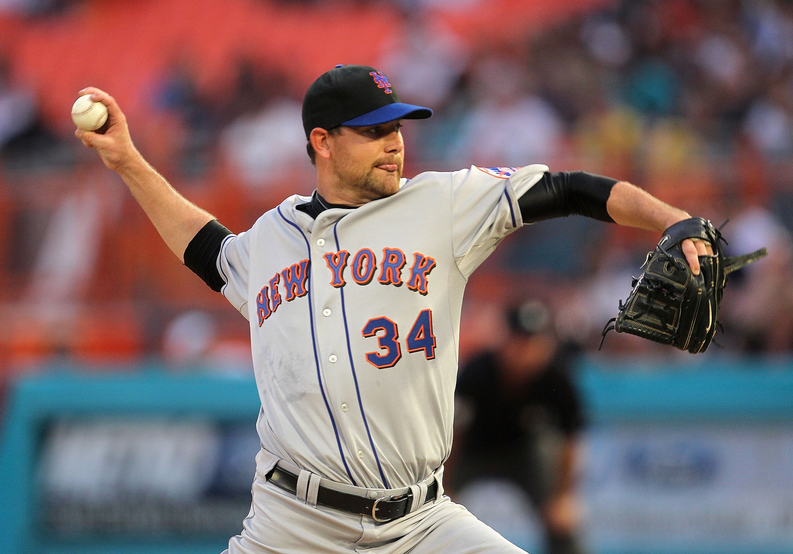 MIAMI GARDENS, FL - APRIL 01: Mike Pelfrey #34 of the New York Mets pitches during opening day against the Florida Marlins at Sun Life Stadium on April 1, 2011 in Miami Gardens, Florida.  (Photo by Mike Ehrmann/Getty Images)