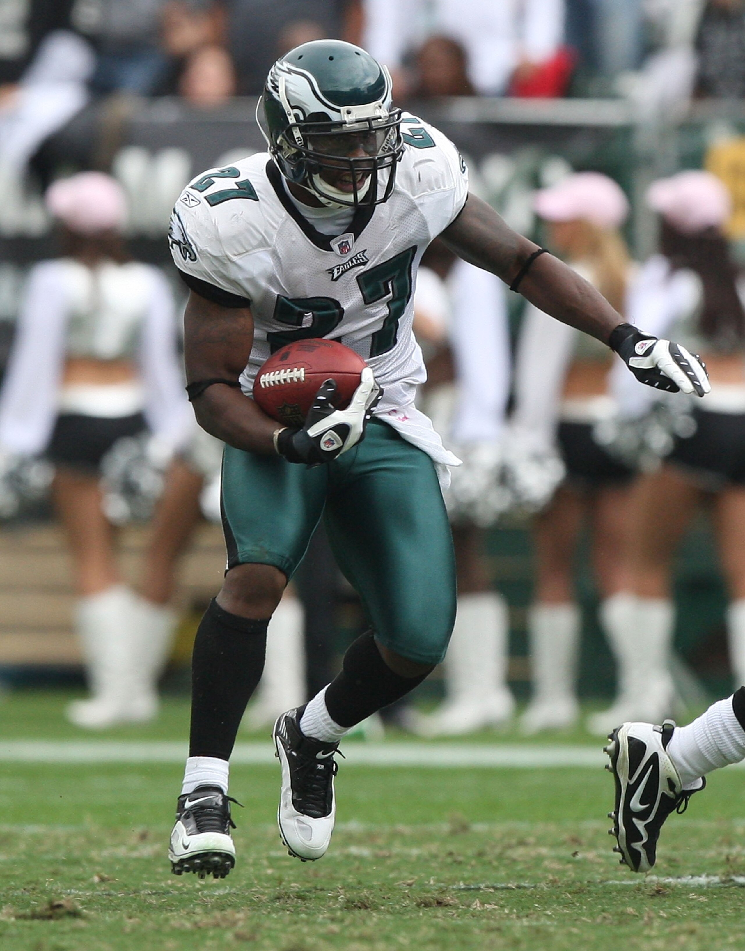OAKLAND, CA - OCTOBER 18:  Quintin Mikell #27 of the Philadelphia Eagles in action against the Oakland Raiders during an NFL game at the Oakland-Alameda County Coliseum on October 18, 2009 in Oakland, California. California.  (Photo by Jed Jacobsohn/Getty
