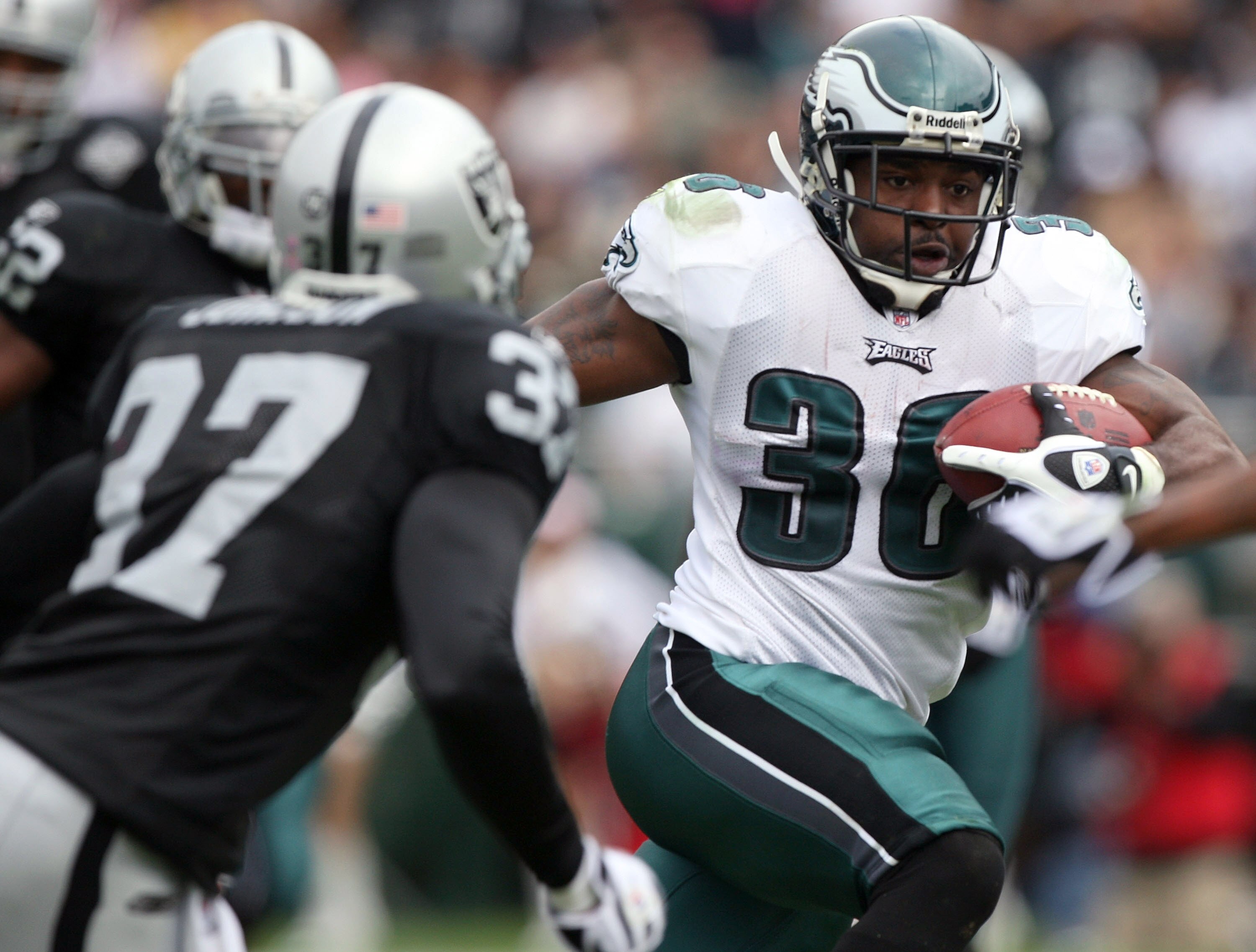 OAKLAND, CA - OCTOBER 18:  Brian Westbrook #36 of the Philadelphia Eagles runs against the Oakland Raiders during an NFL game at the Oakland-Alameda County Coliseum on October 18, 2009 in Oakland, California.  (Photo by Jed Jacobsohn/Getty Images)