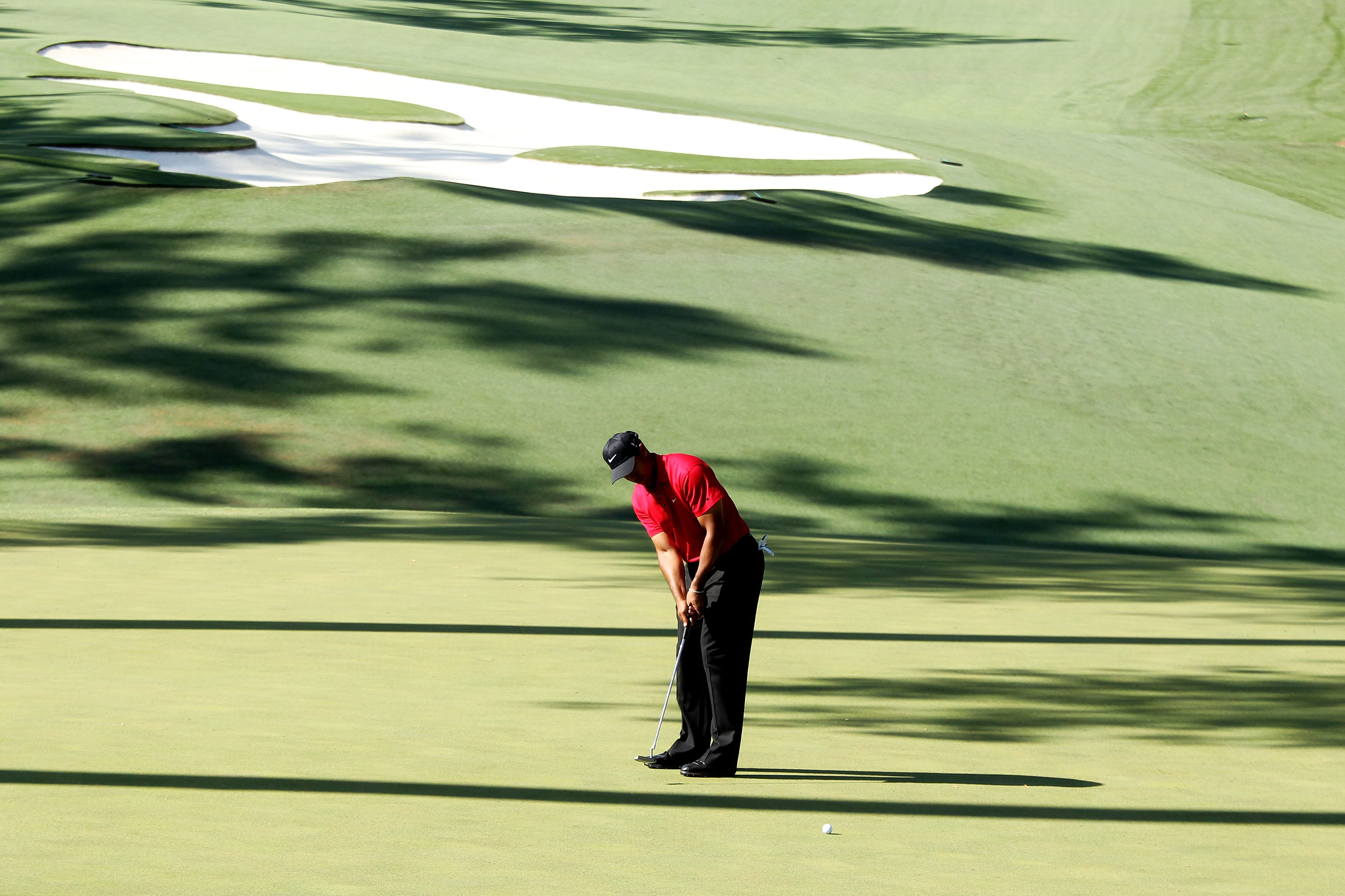 AUGUSTA, GA - APRIL 11:  Tiger Woods putts on the tenth green during the final round of the 2010 Masters Tournament at Augusta National Golf Club on April 11, 2010 in Augusta, Georgia.  (Photo by David Cannon/Getty Images)