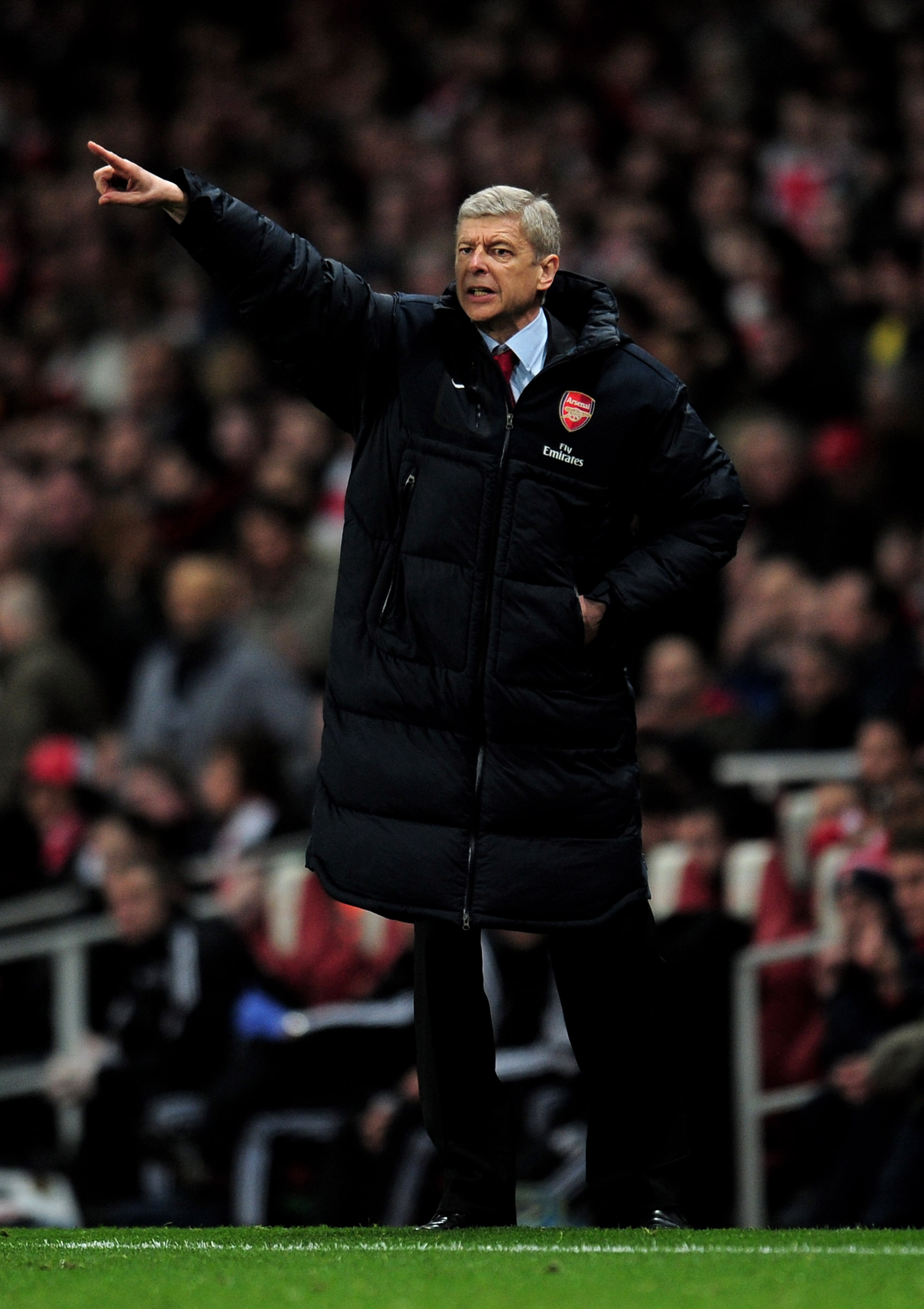 LONDON, ENGLAND - FEBRUARY 23:  Arsene Wenger manager of Arsenal issues instructions during the Barclays Premier League match between Arsenal and Stoke City at the Emirates Stadium on February 23, 2011 in London, England.  (Photo by Shaun Botterill/Getty