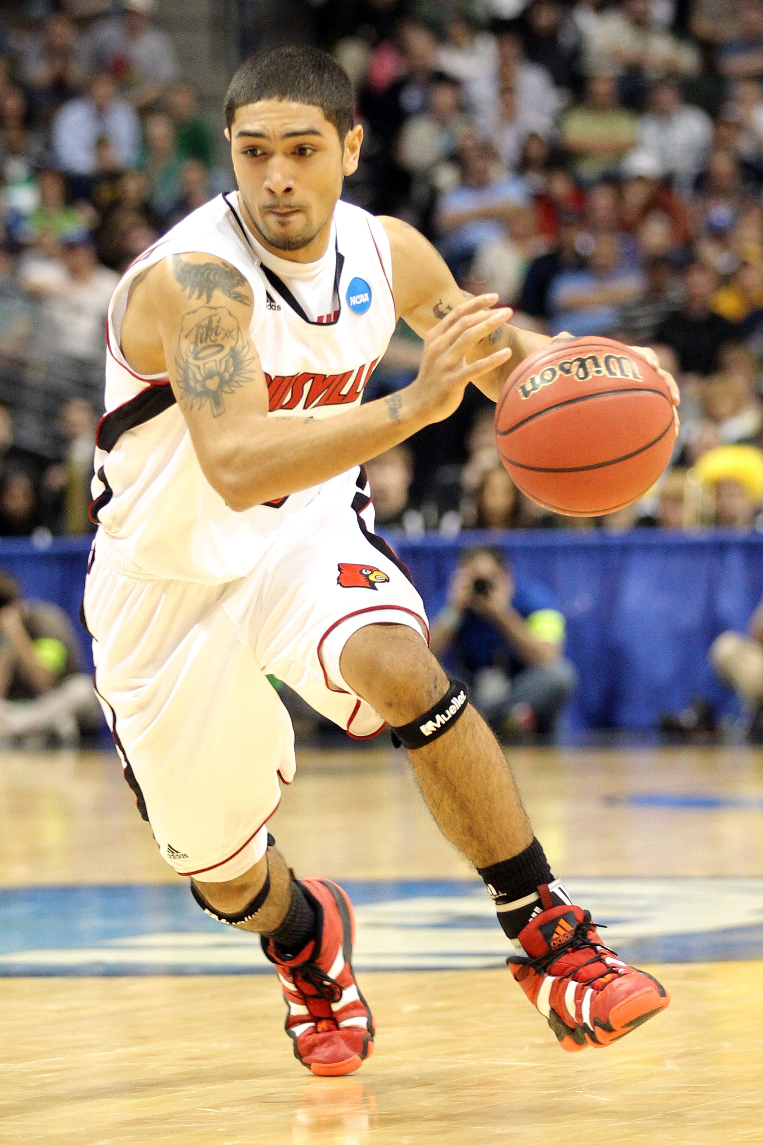 DENVER, CO - MARCH 17:  Peyton Siva #3 of the Louisville Cardinals handles the ball against the Morehead State Eagles during the second round of the 2011 NCAA men's basketball tournament at Pepsi Center on March 17, 2011 in Denver, Colorado.  (Photo by Ju